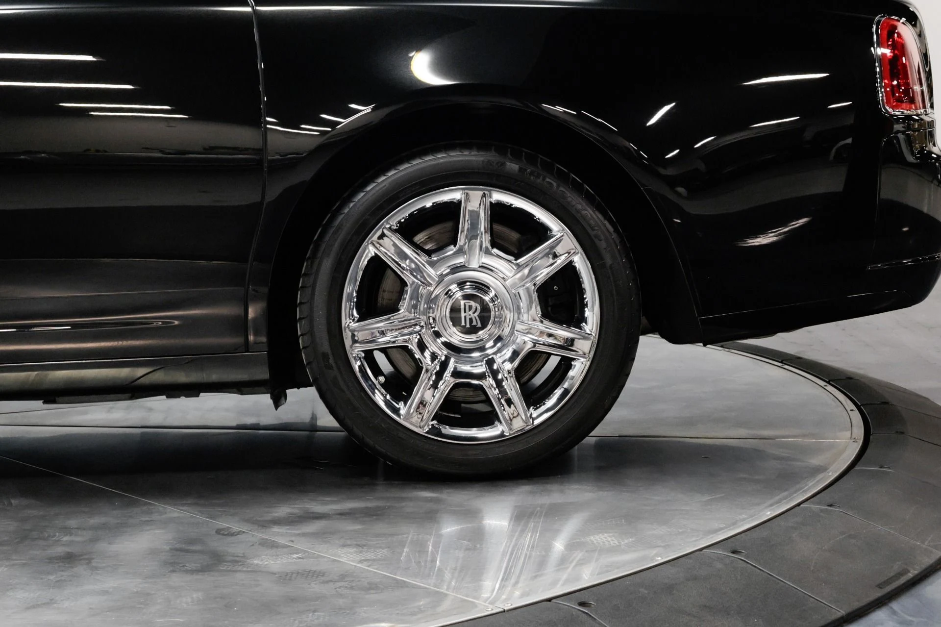 mph023_2017696648_Used_2011_Rolls_Royce_Ghost_Base_1762877304_c2a3d4beef