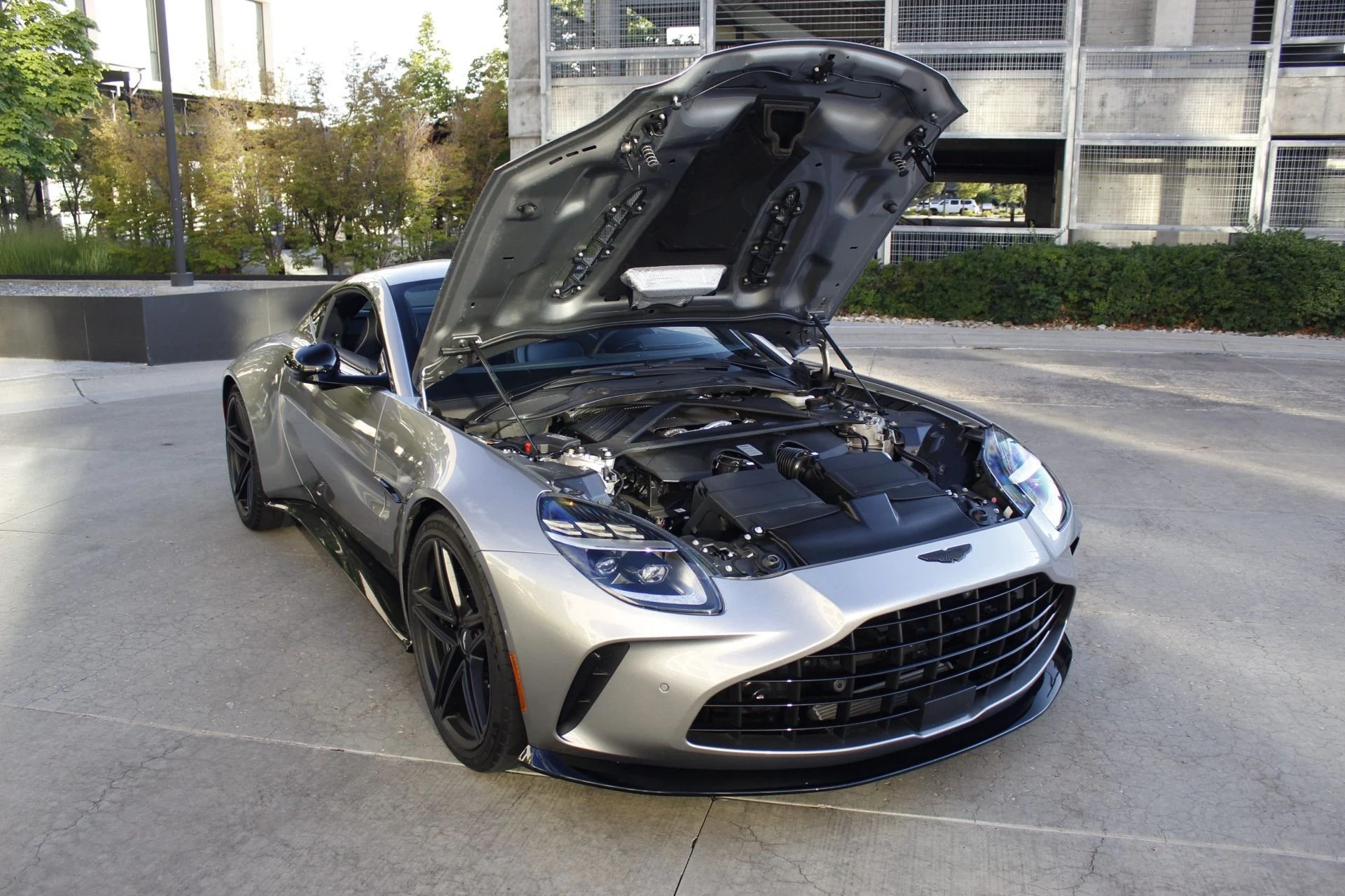 mph023_2059222078_Used_2025_Aston_Martin_Vantage_1788306661_5c4eb6c608