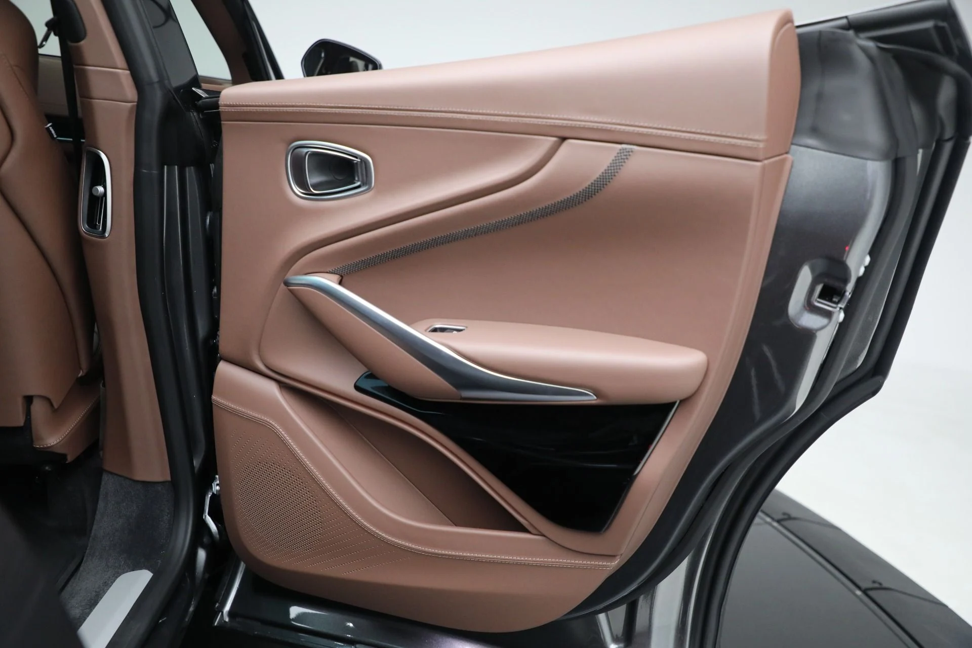 mph023_2072489902_New_2025_Aston_Martin_DBX_707_a0ad801954