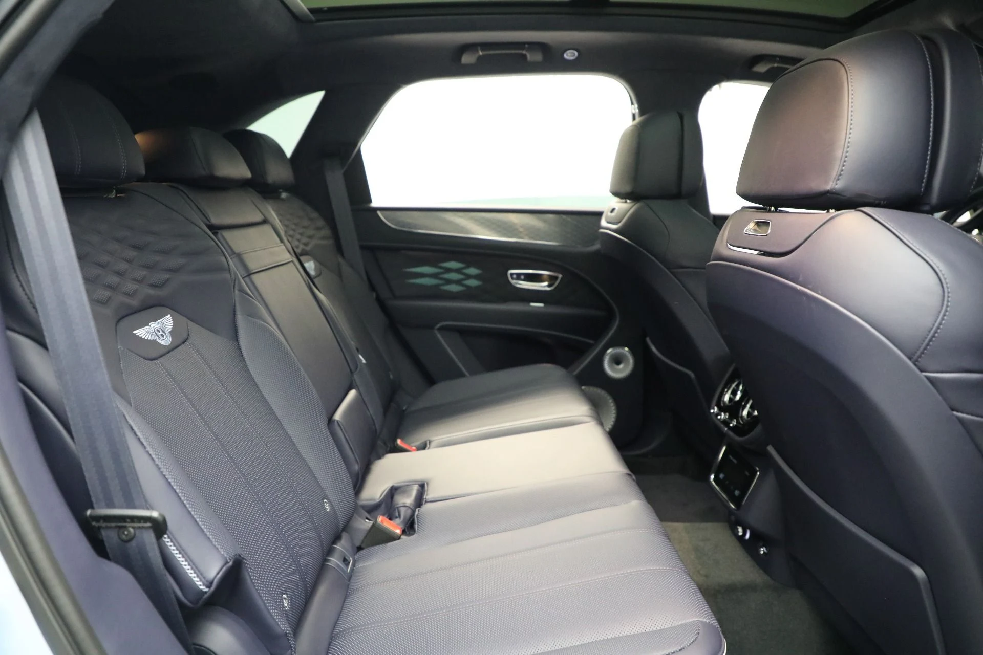 mph023_2095504644_New_2025_Bentley_Bentayga_Azure_V8_9421786dc2