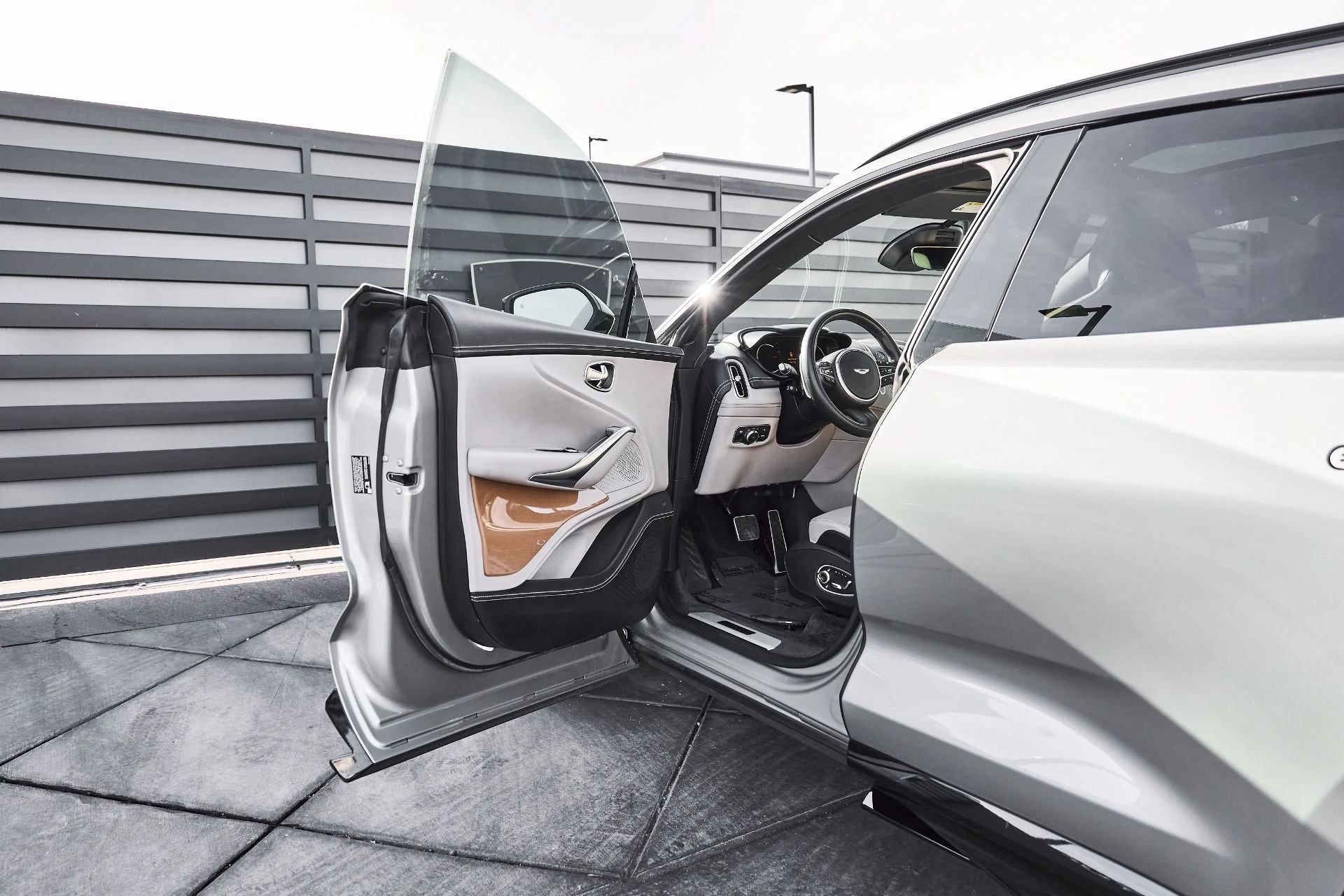 mph023_2122176752_Used_2023_Aston_Martin_DBX_707_1774652370_7987c6f619