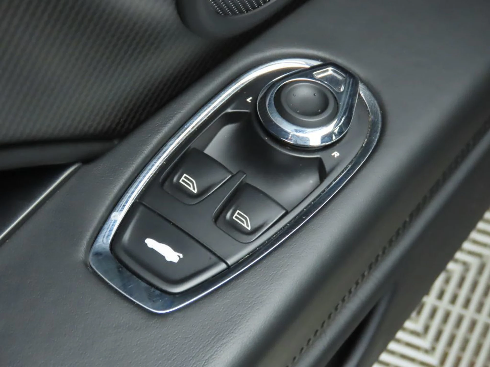 mph023_212948663_used_2019_aston_martin_db11_amrcoupe_8119_22975631_24_1024_083d0e6c40