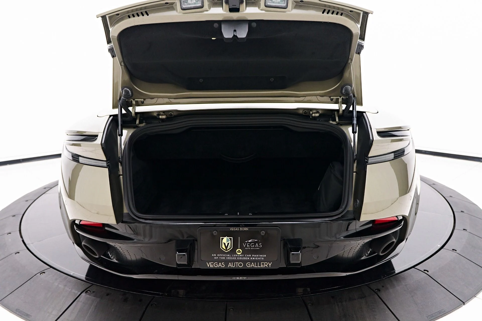 mph023_2139079982_Used_2024_Aston_Martin_DB_12_Volante_1731606794_57dedf3582