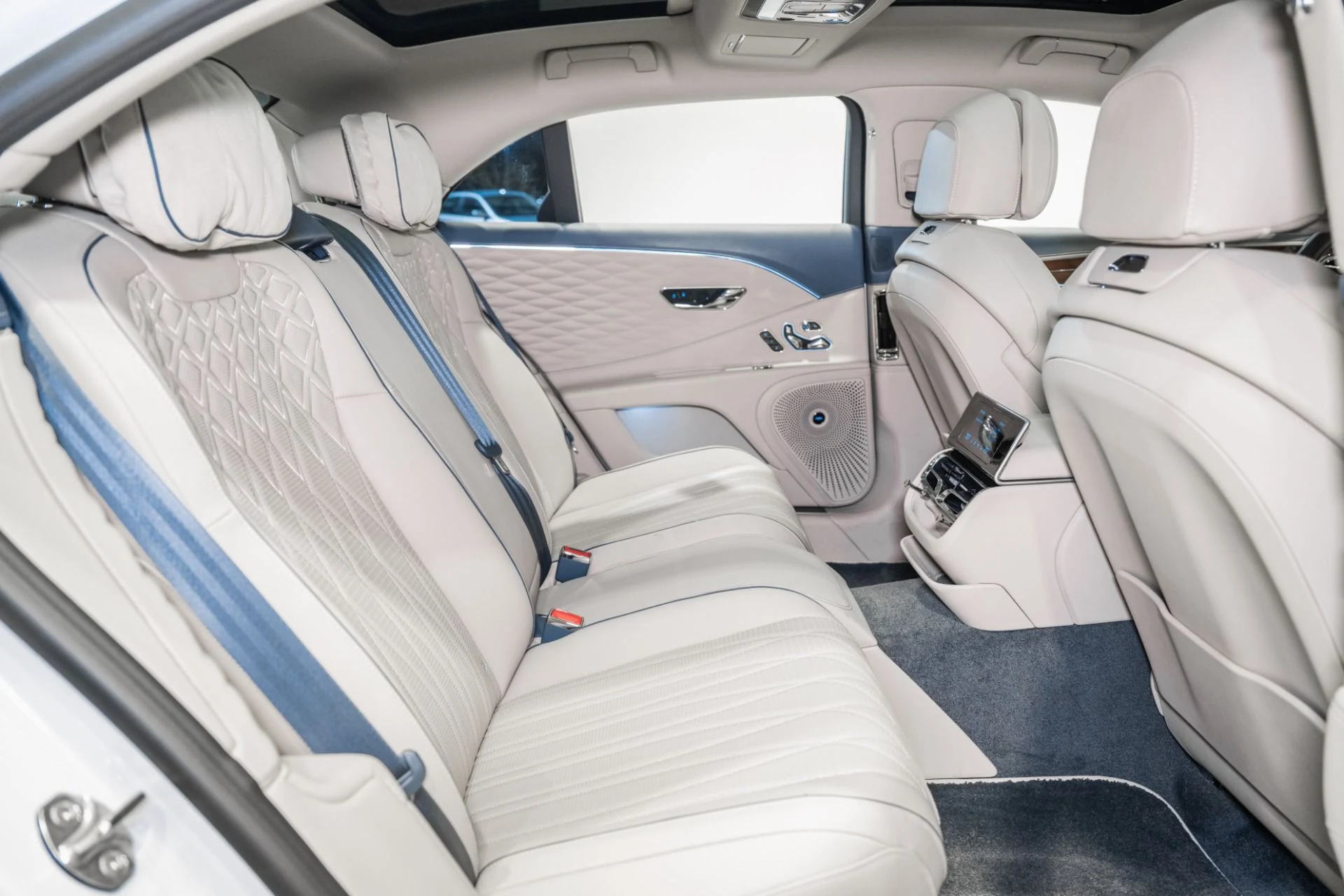 mph023_2150993106_Used_2023_Bentley_Flying_Spur_1772469545_9c15573513