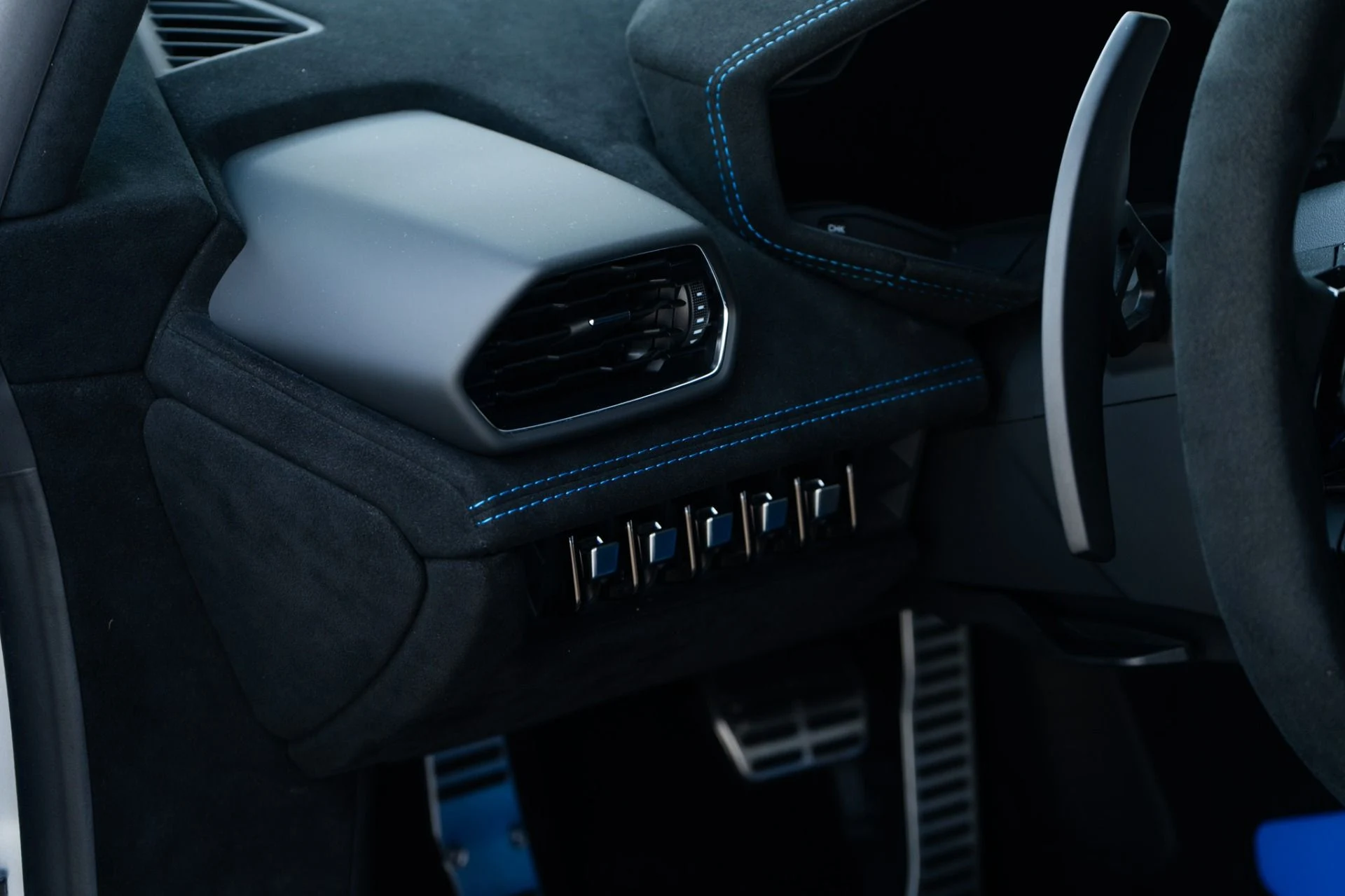 mph023_2157963576_Used_2023_Lamborghini_Huracan_STO_1760737861_40ba455dc1