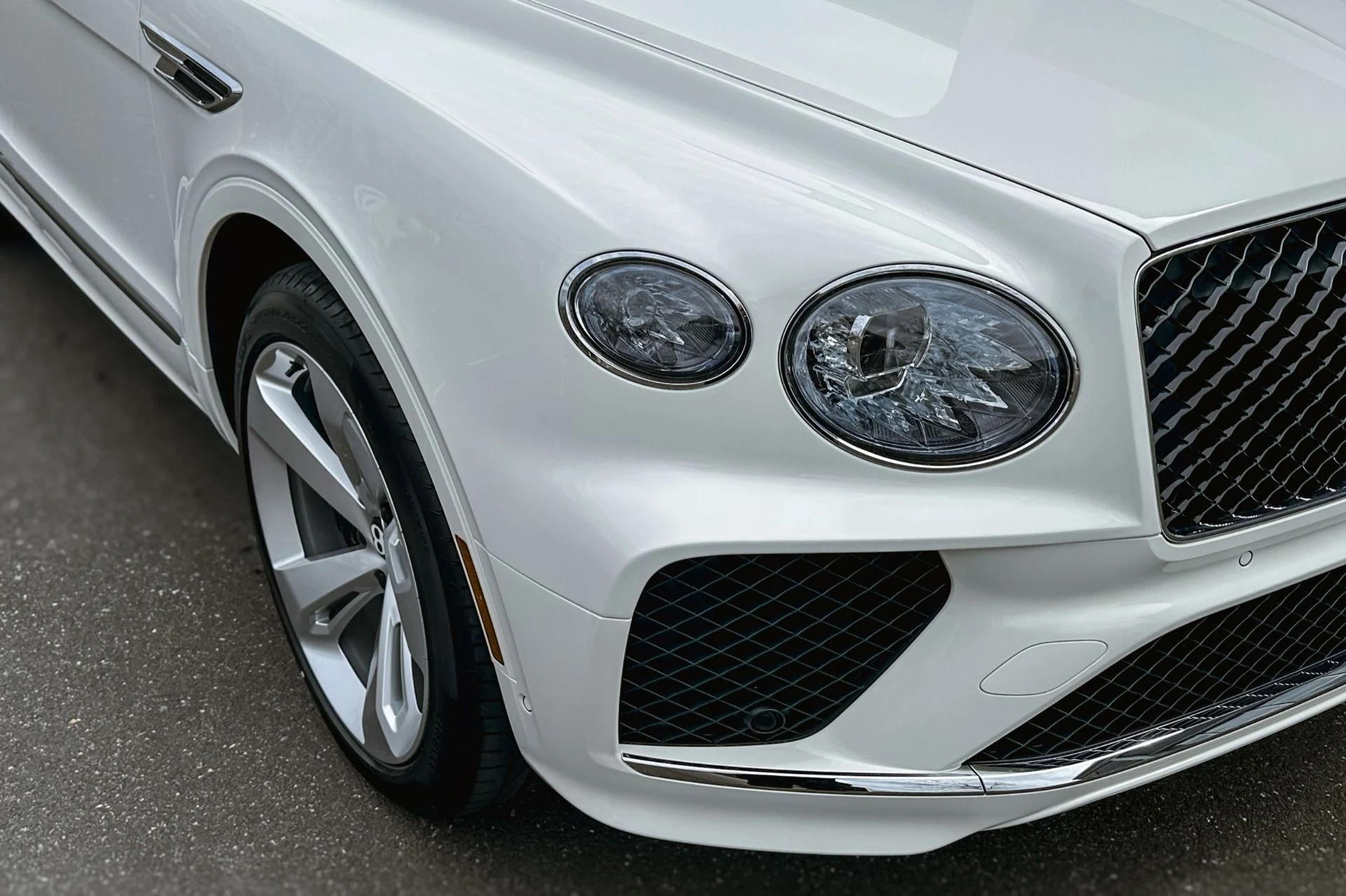 mph023_2161688637_New_2026_Bentley_Bentayga_V8_1775834821_cb629ad7d8
