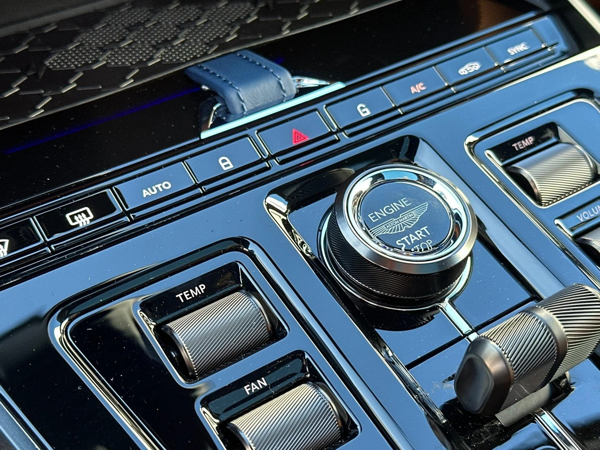 mph023_2188833255_New_2025_Aston_Martin_DBX_707_1761314809_a6bccd6939