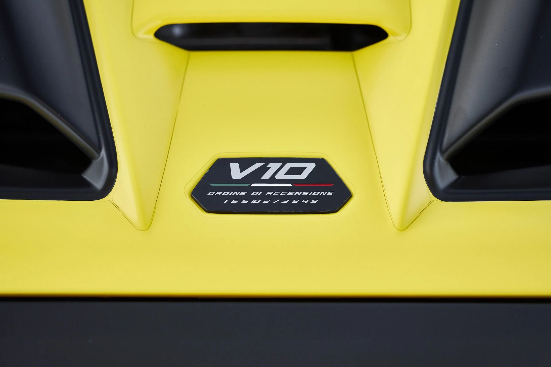 mph023_2196713961_Used_2023_Lamborghini_Huracan_Tecnica_Base_1765333492_c4f2640b90