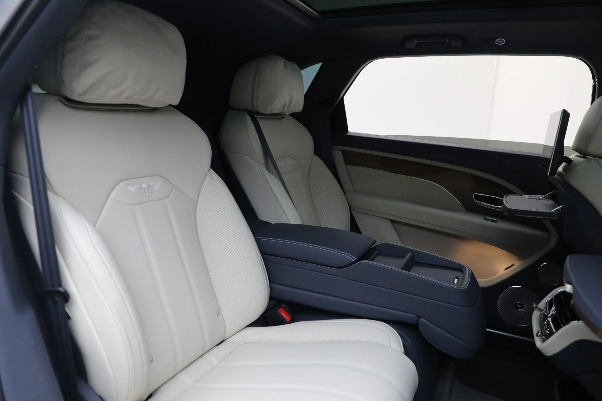 mph023_2208022051_New_2025_Bentley_Bentayga_EWB_V8_0113f574e1