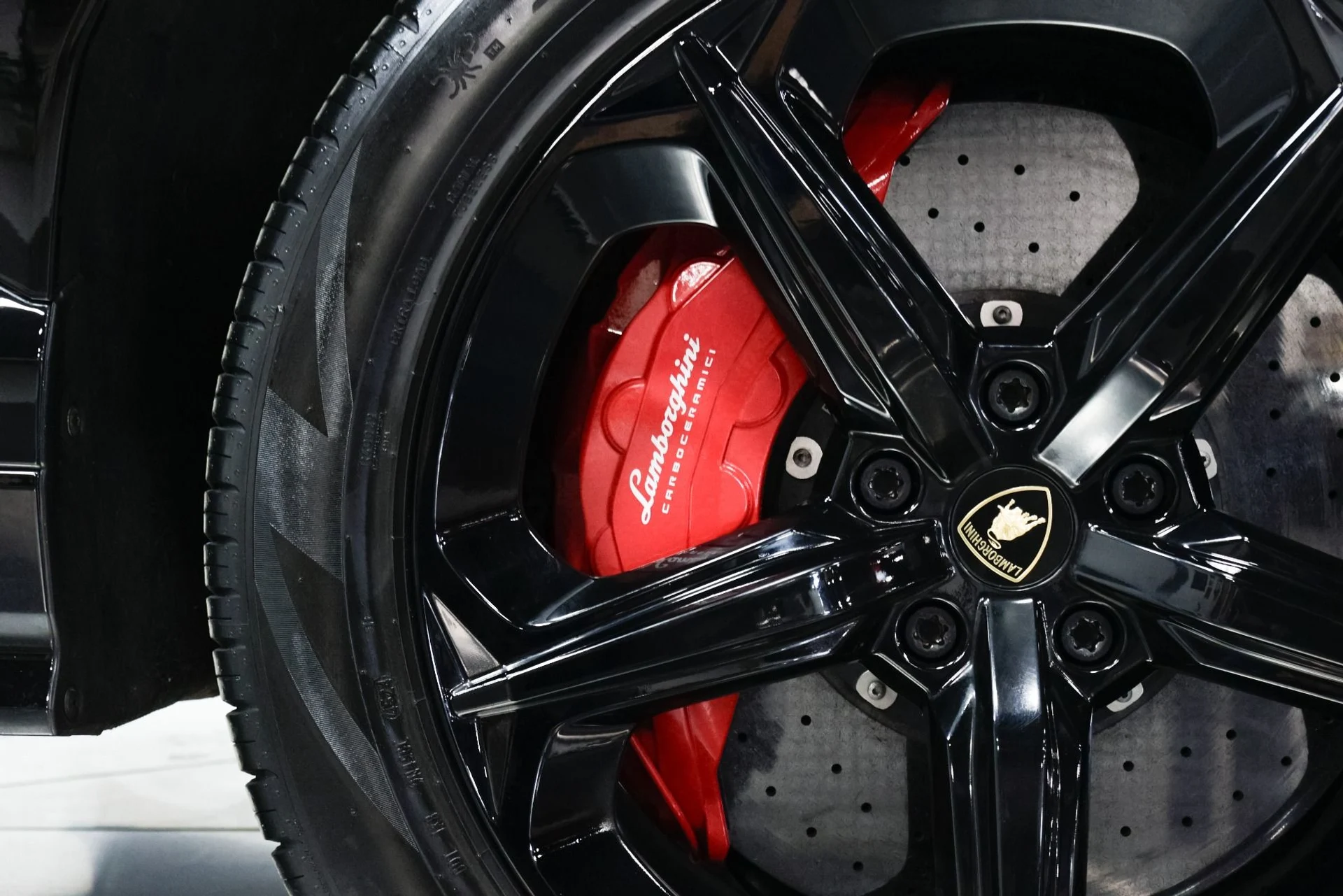 mph023_2216304462_Used_2019_Lamborghini_Urus_1760386129_684d4a4bc3