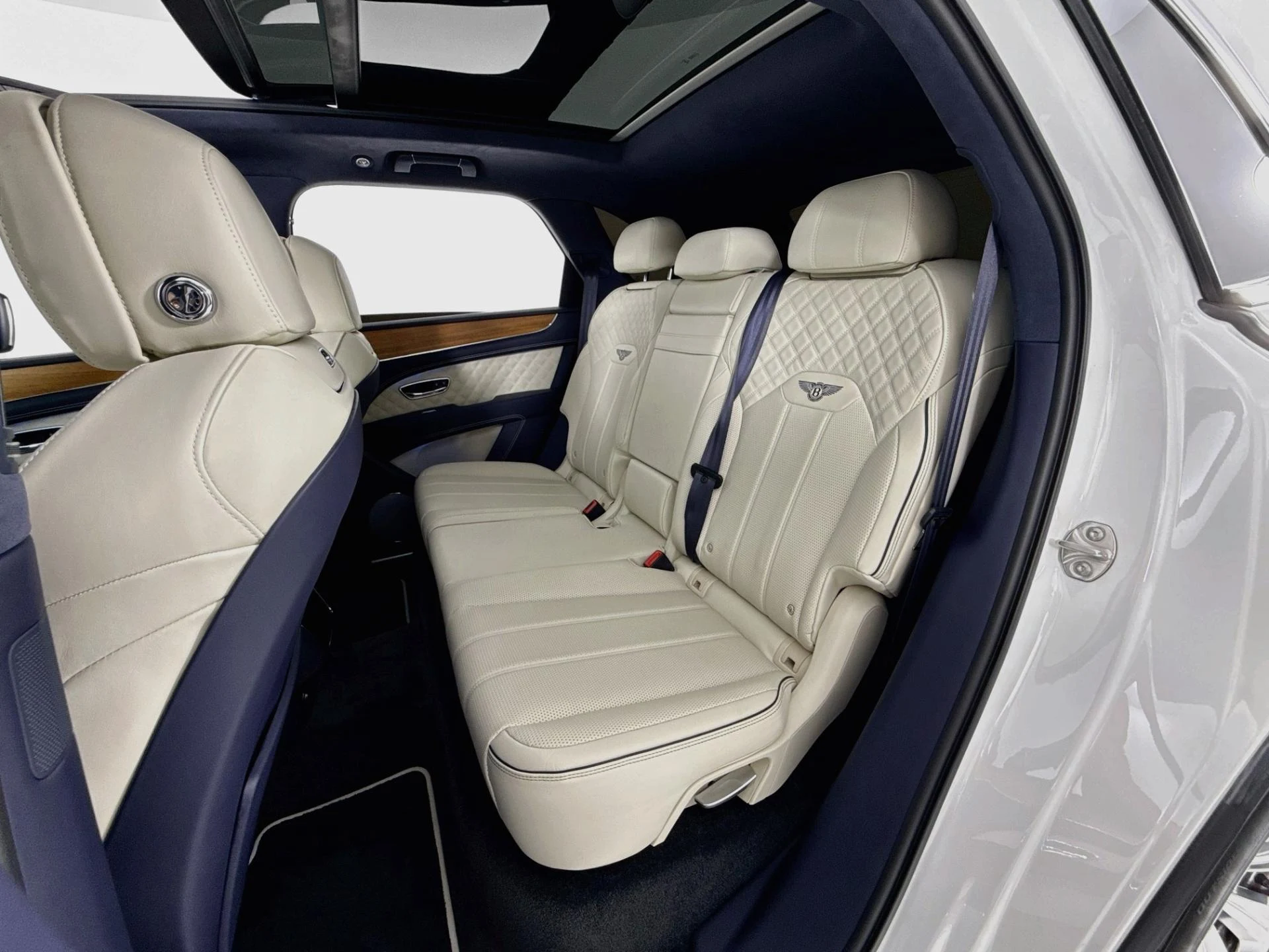 mph023_2245856097_Used_2023_Bentley_Bentayga_Azure_1793142048_9ae4eb5c14