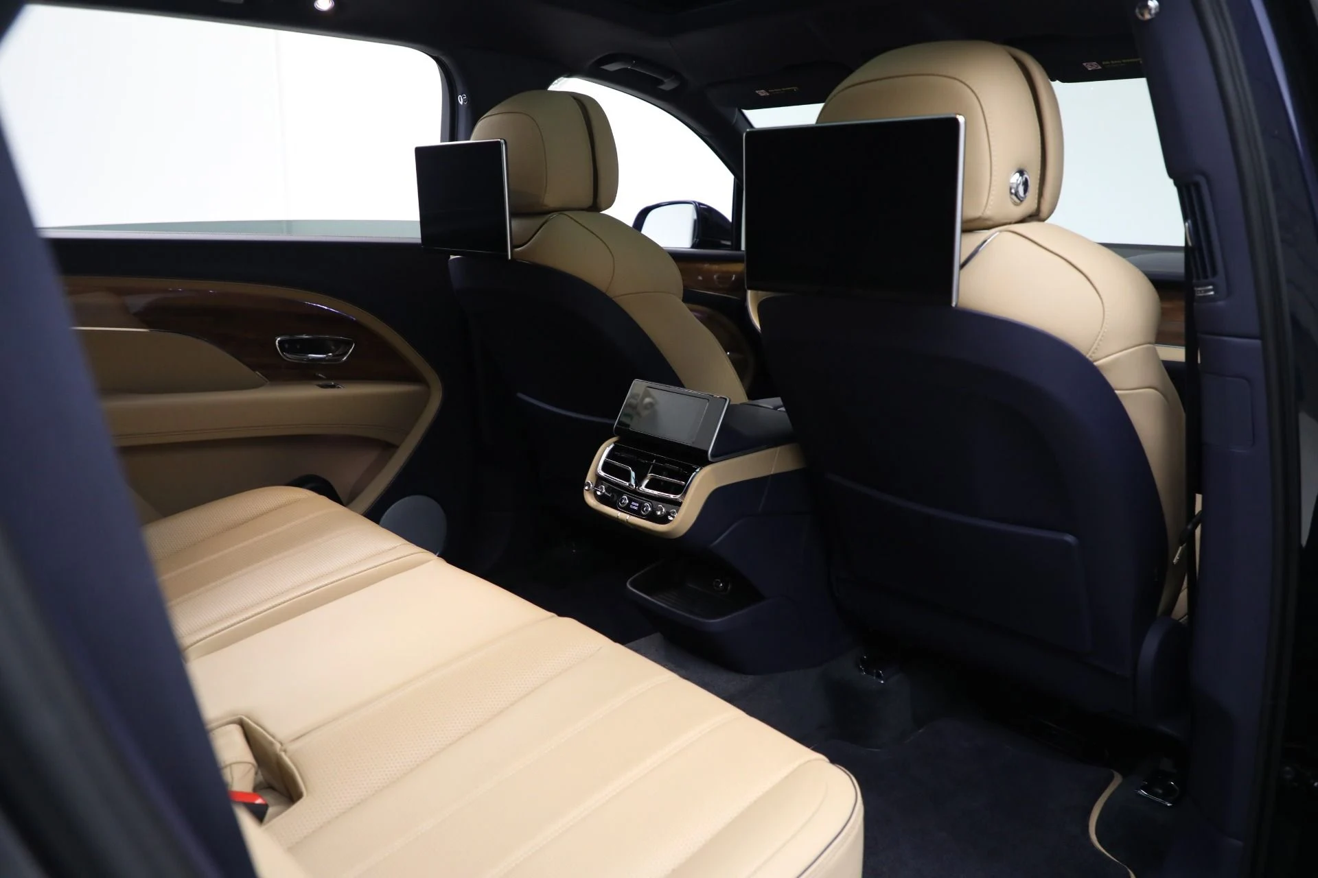 mph023_2252761498_Used_2024_Bentley_Bentayga_EWB_V8_1785184003_7cf278fec5