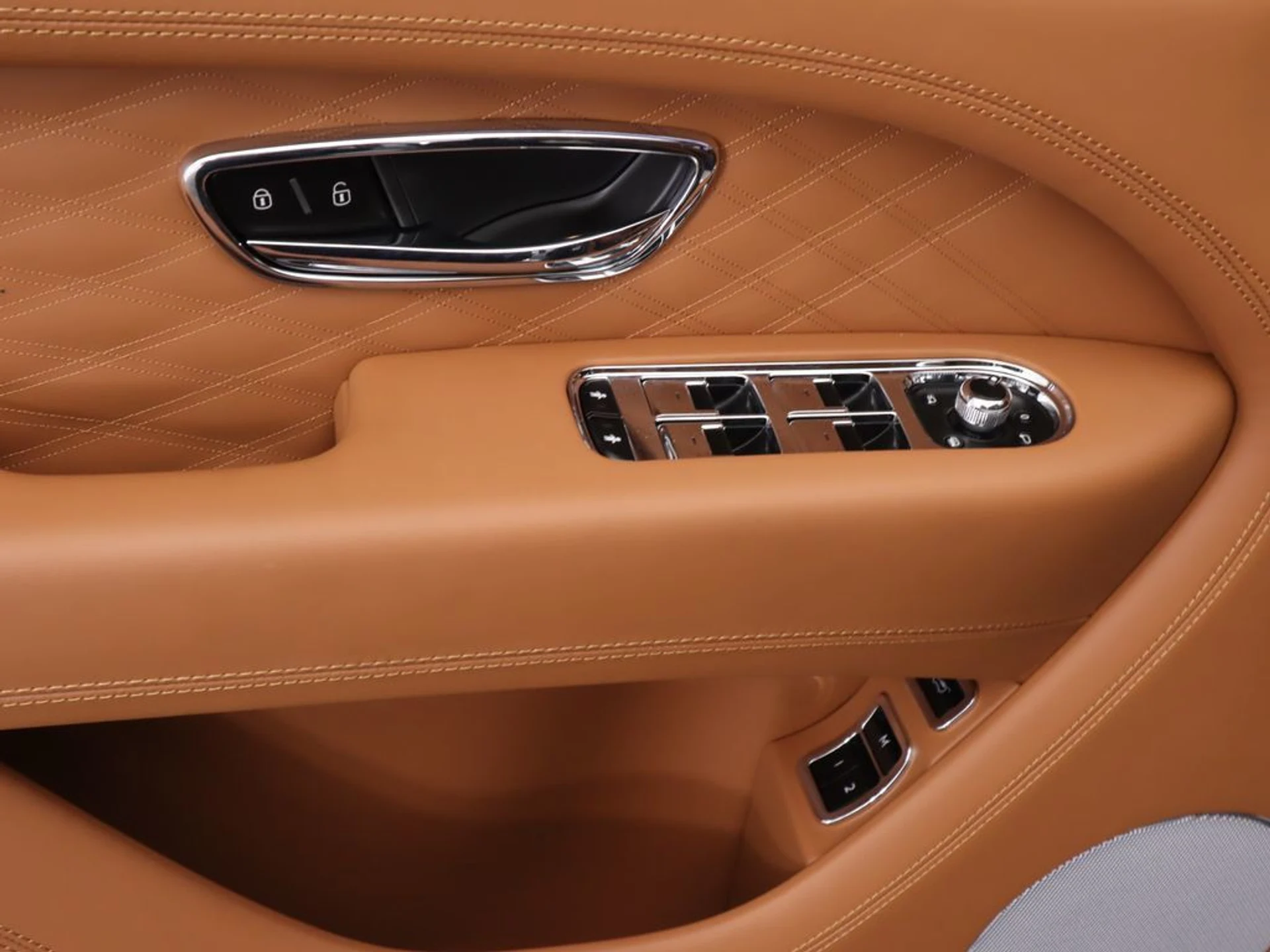 mph023_22545500_new_2025_bentley_bentayga_v8awd_8119_22910537_24_1024_fbd32ba1d2