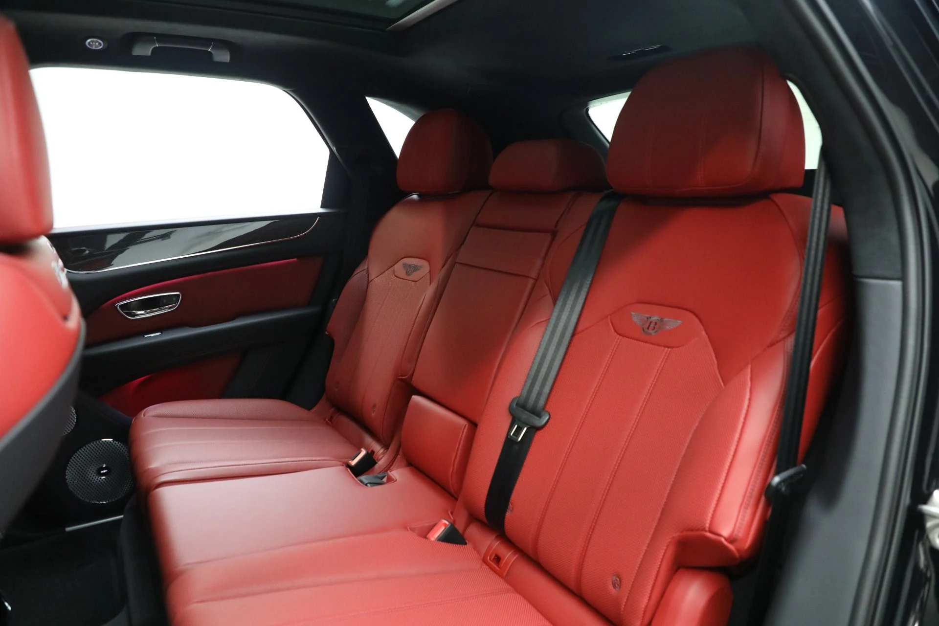 mph023_225653936_New_2025_Bentley_Bentayga_V8_fb1ed1a522