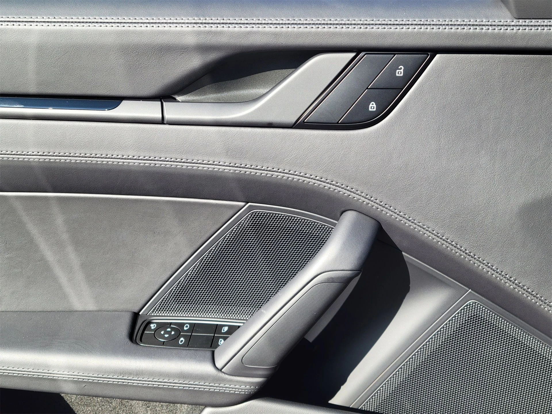 mph023_2256988854_a7bd3f2e1c17b7d38aa92b1f5f5f2457_17525b5d4d