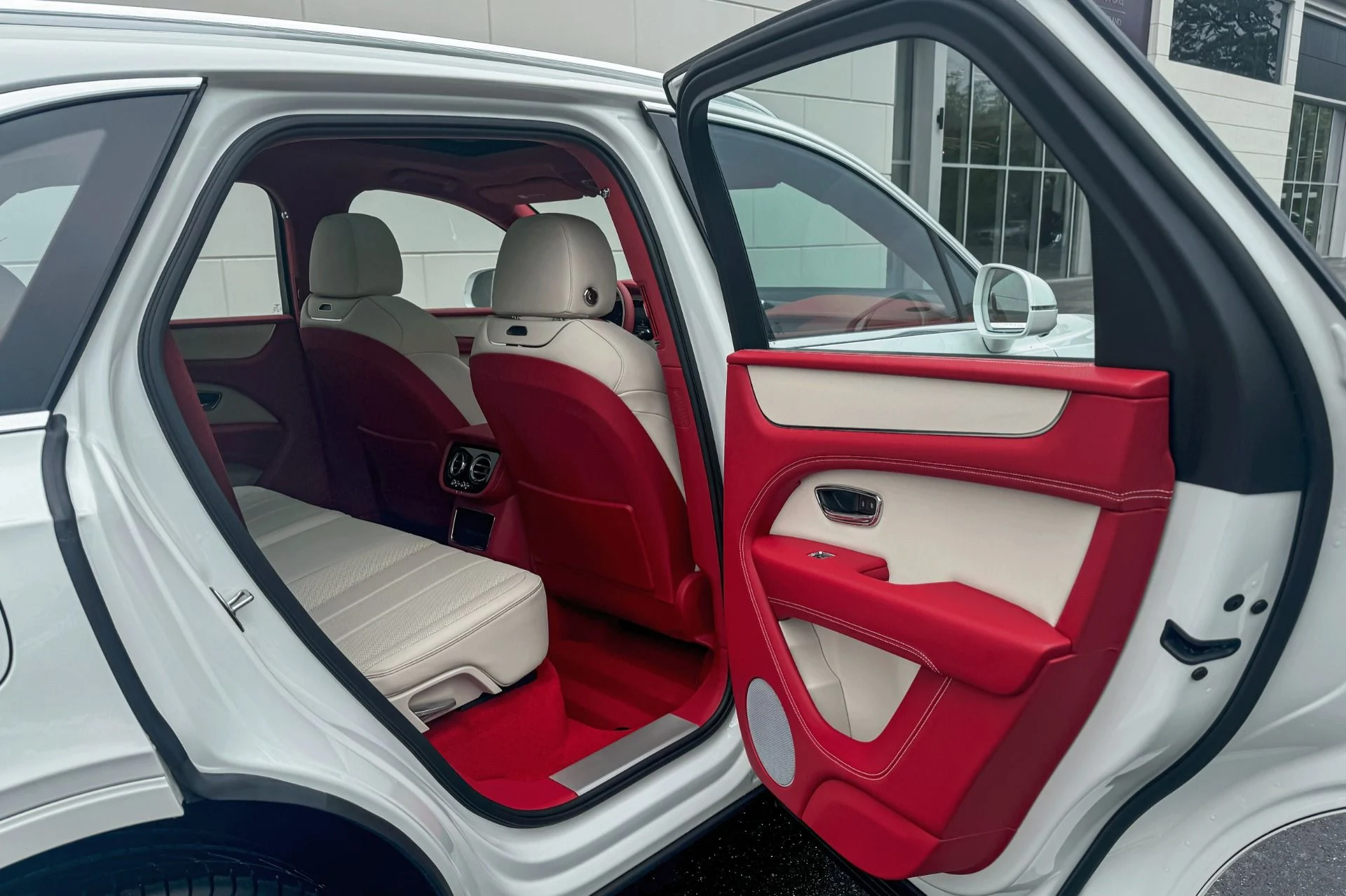 mph023_2261459784_Used_2025_Bentley_Bentayga_V8_1748255294_75087b2ae9
