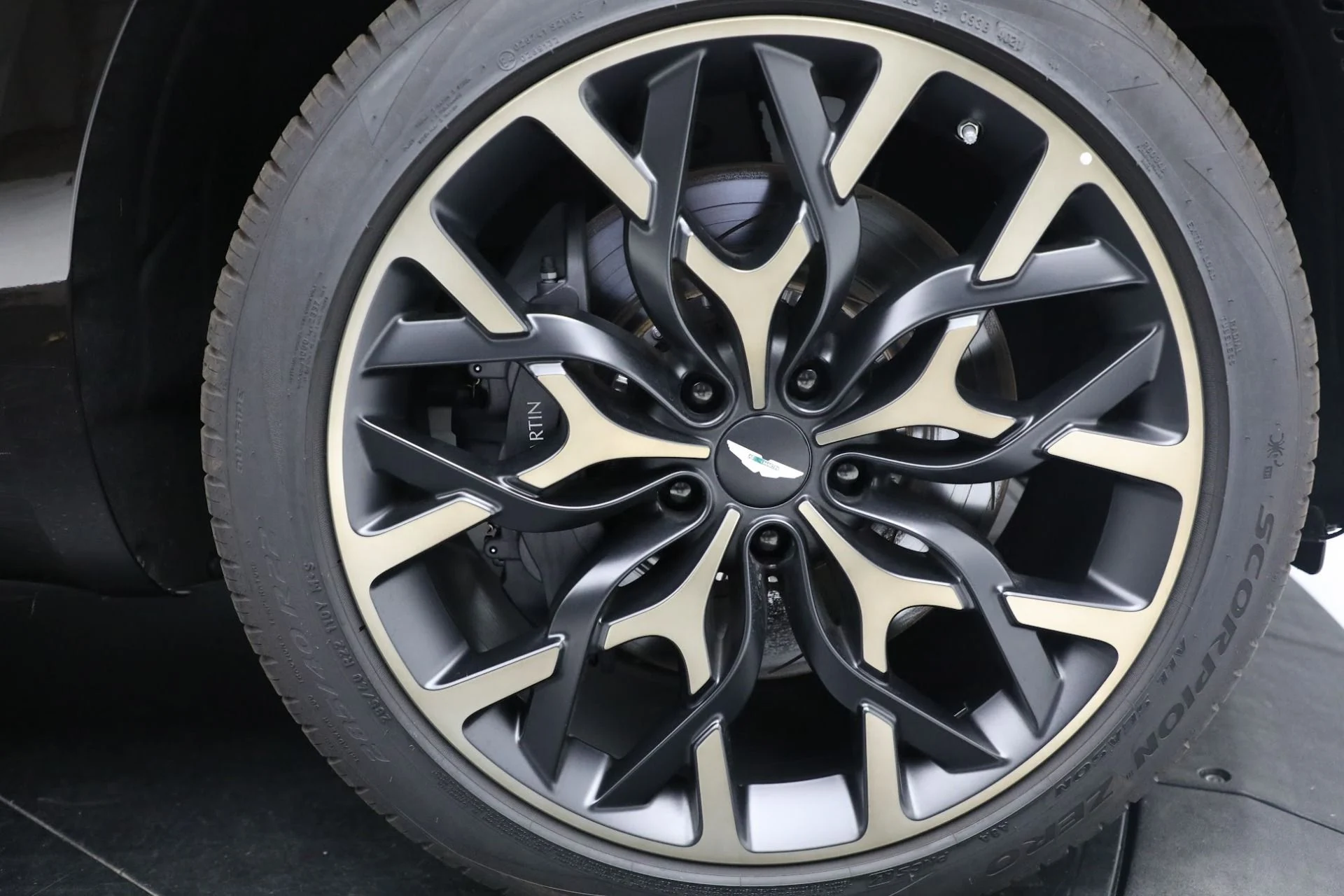 mph023_2269301524_Used_2022_Aston_Martin_DBX_1667327146_69188c2876