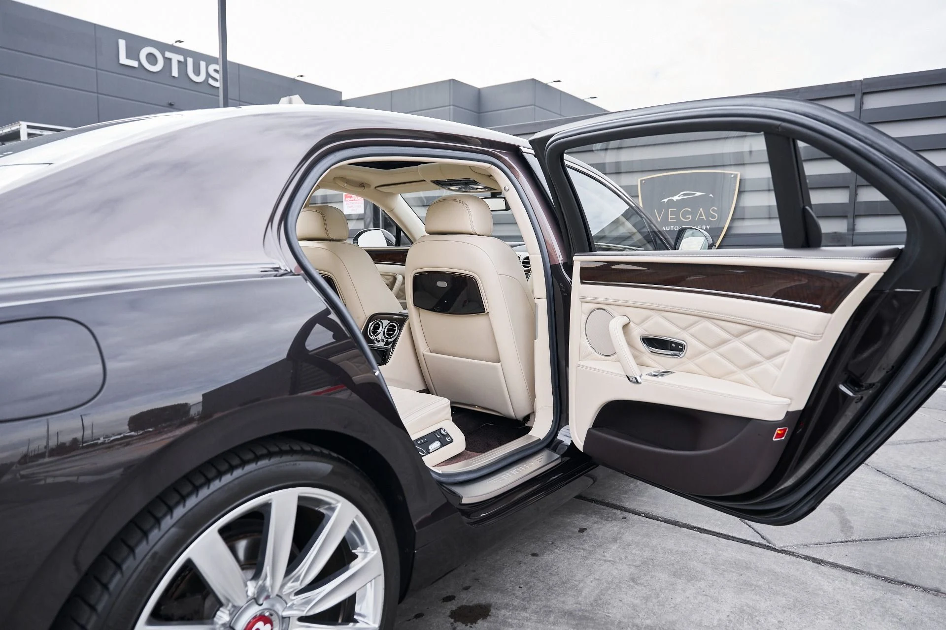 mph023_2271722697_Used_2015_Bentley_Flying_Spur_V8_1769278334_f3dd0338f4