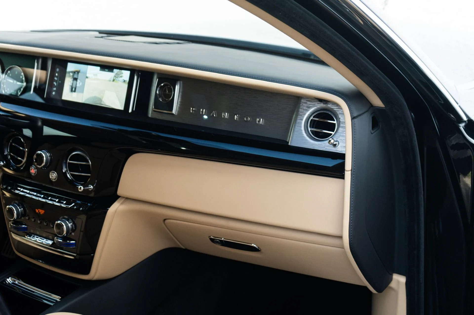 mph023_2308632565_Used_2022_Rolls_Royce_Phantom_EWB_1771455948_dd1f7f13d1