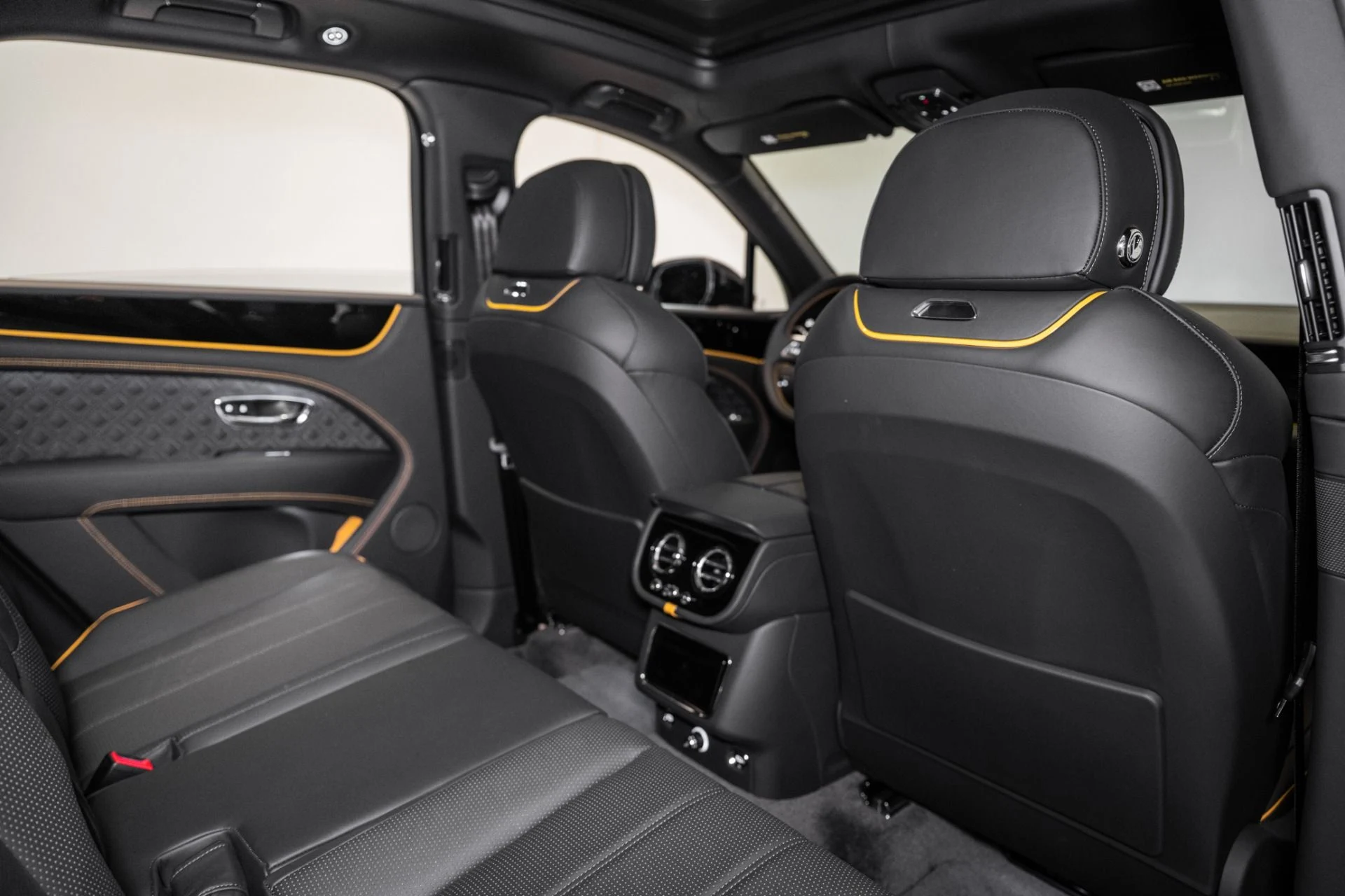 mph023_2316719076_Used_2024_Bentley_Bentayga_Azure_V8_1758720540_2d1f1413e2