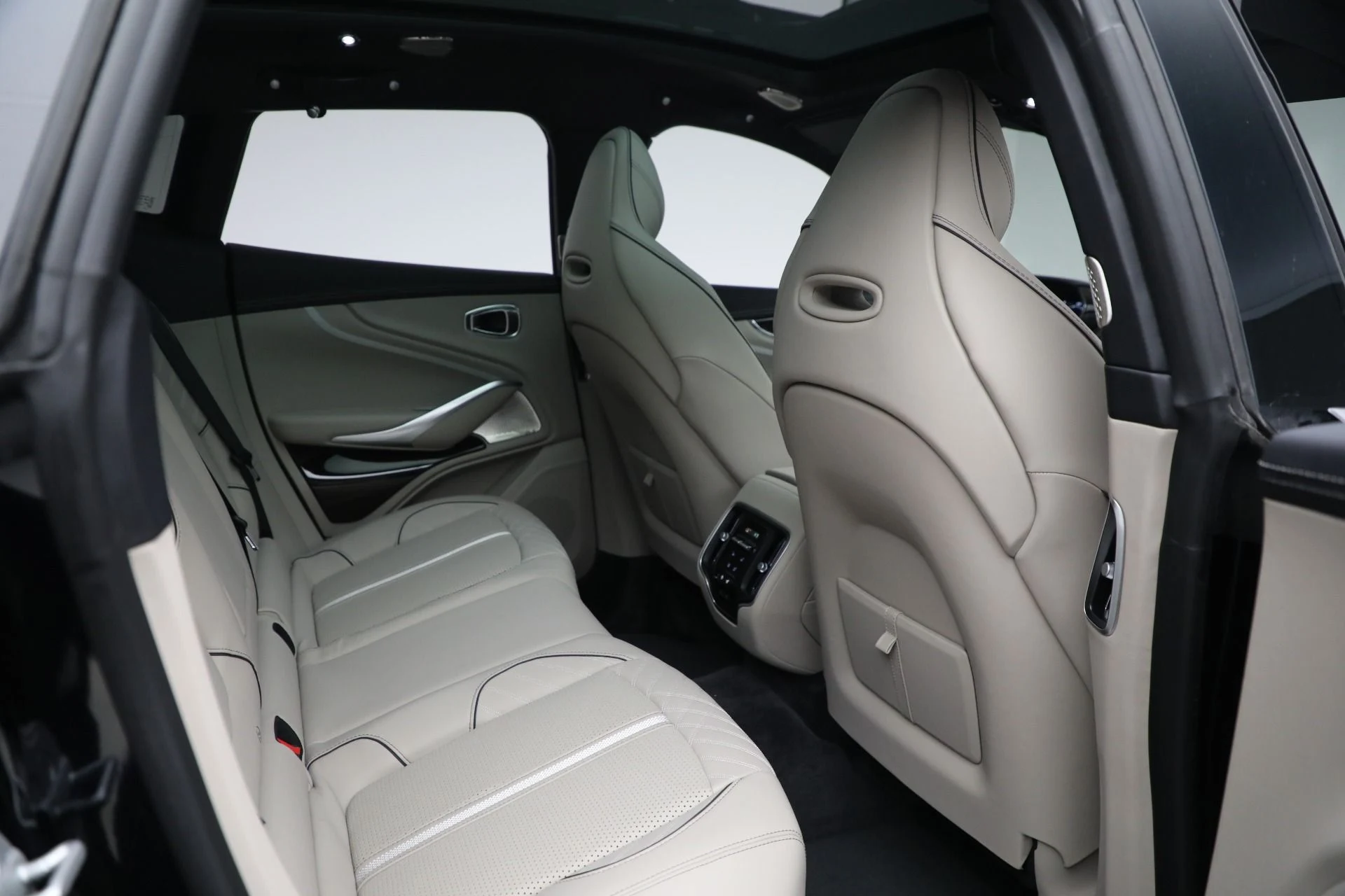 mph023_2319978198_New_2025_Aston_Martin_DBX_707_3c7436c1cc