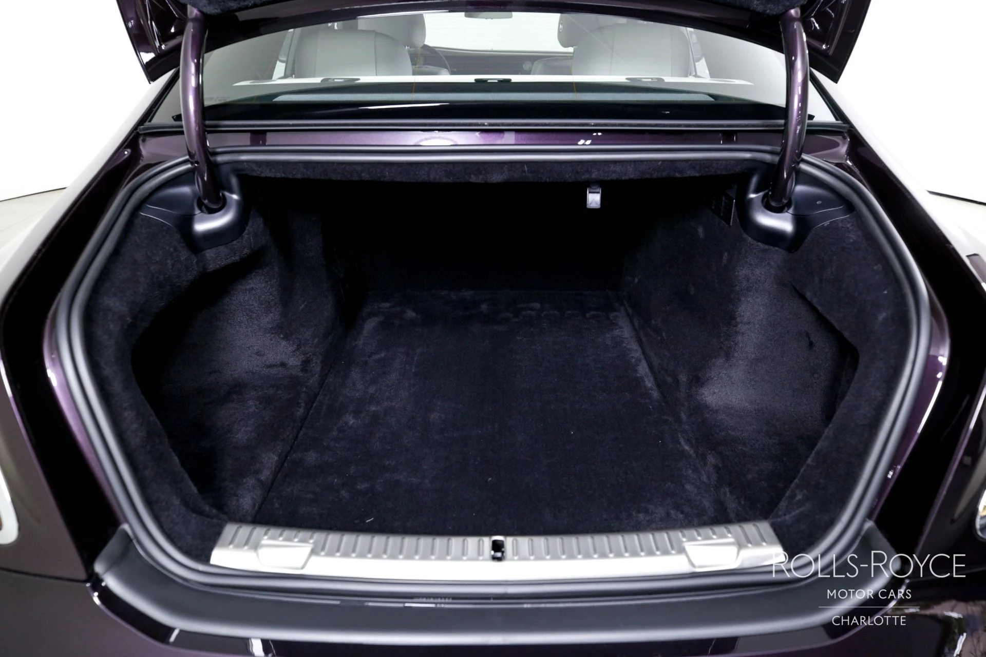 mph023_2341113_Used_2024_Rolls_Royce_Ghost_1745266805_8aeadbbd69