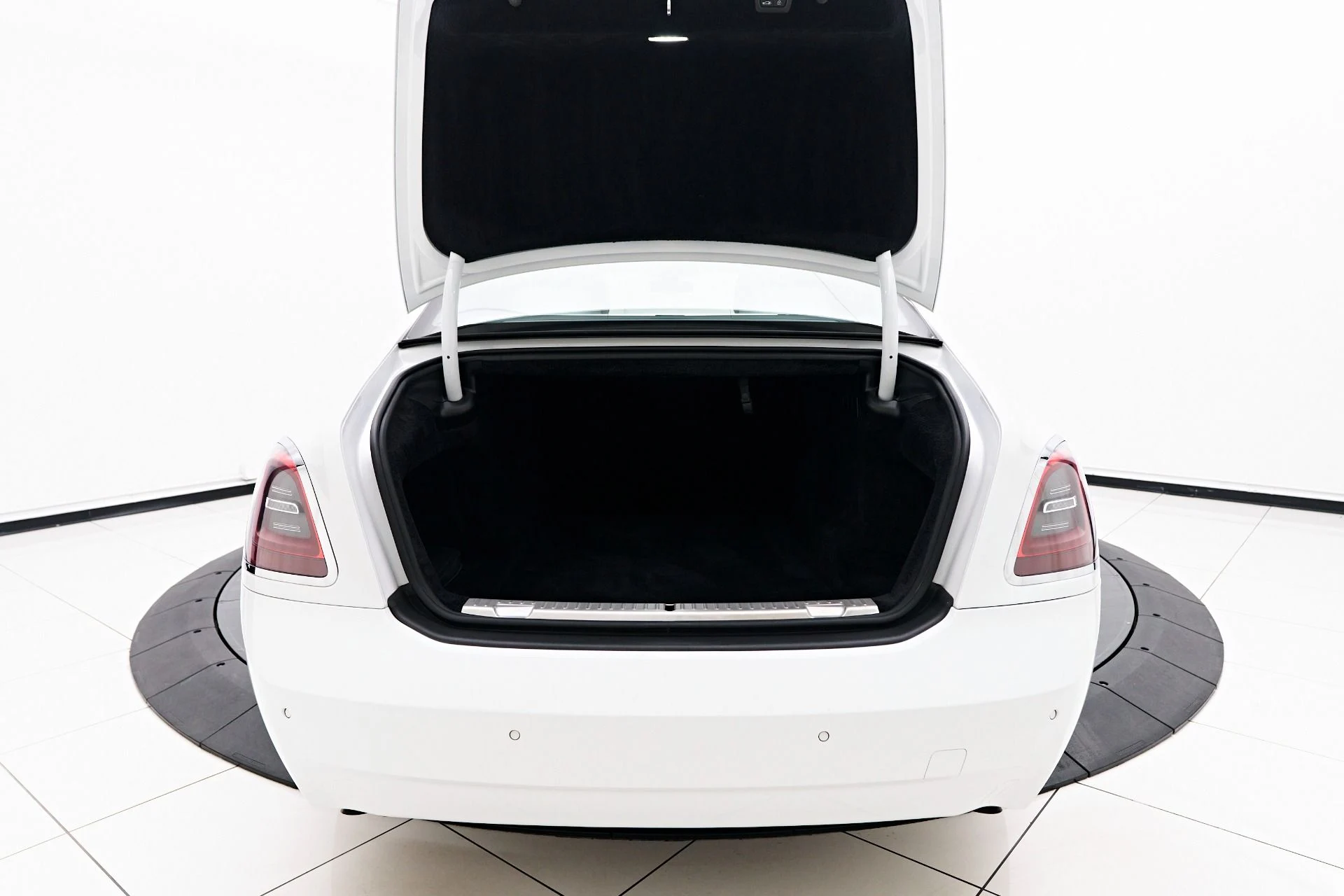 mph023_2377615469_Used_2021_Rolls_Royce_Ghost_Base_1754512470_762866a613