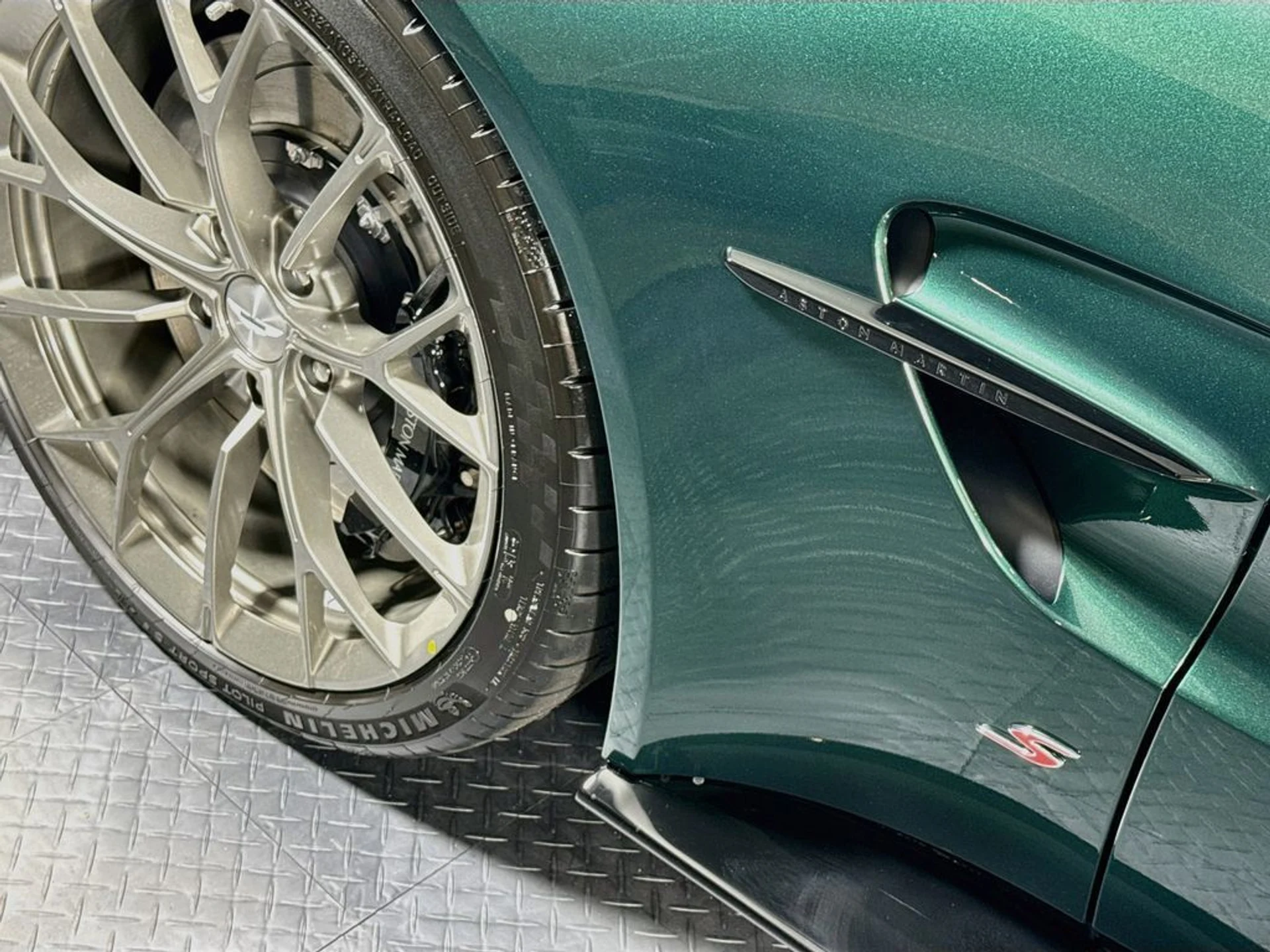 mph023_2383569451_new_2026_aston_martin_vantage_sroadster_11350_23064994_24_1024_69d8cc7f5a