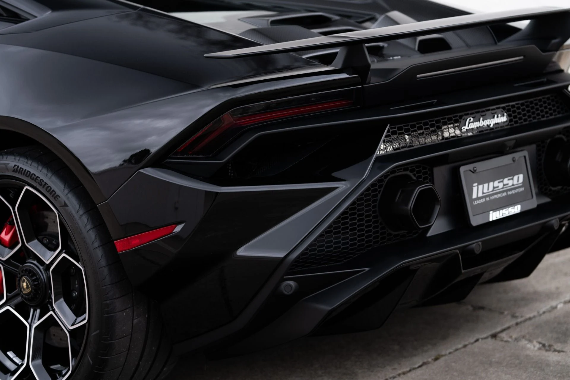 mph023_2404472607_Used_2023_Lamborghini_Huracan_Tecnica_1768943844_fc38428da9