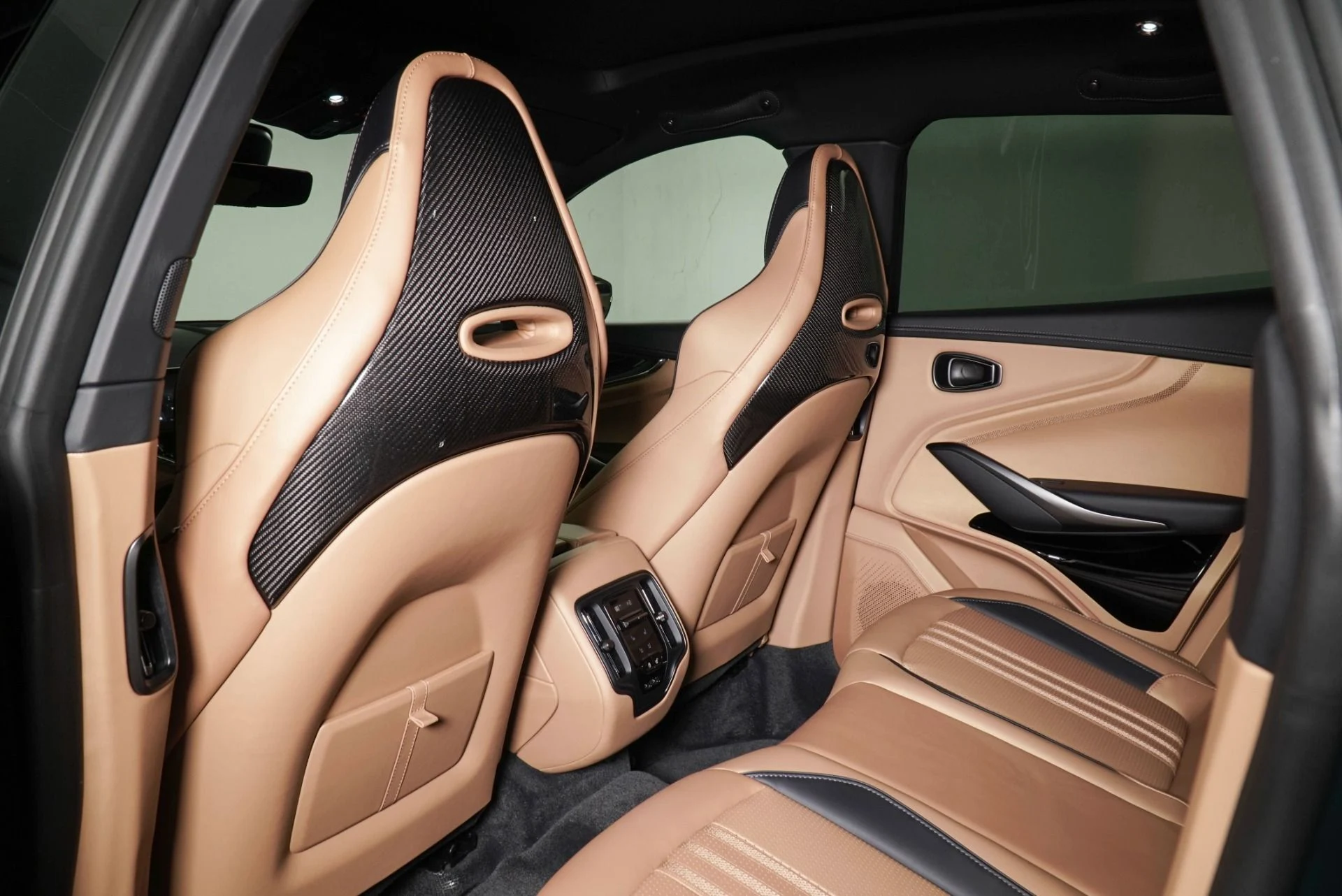 mph023_2405837726_Used_2025_Aston_Martin_DBX_707_1768858107_d8e330e286