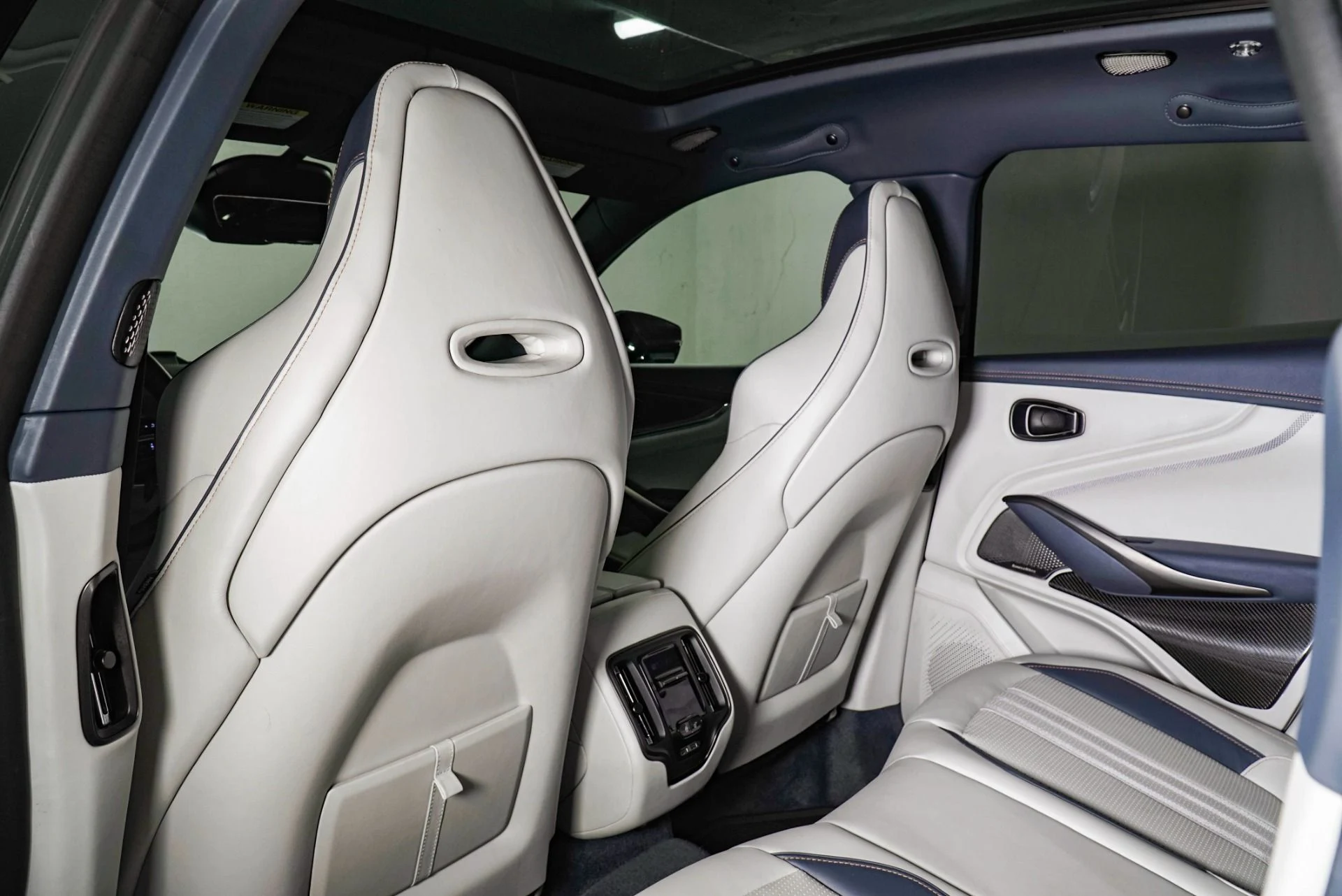 mph023_2414818117_Used_2025_Aston_Martin_DBX_707_1792739128_5514fadabd