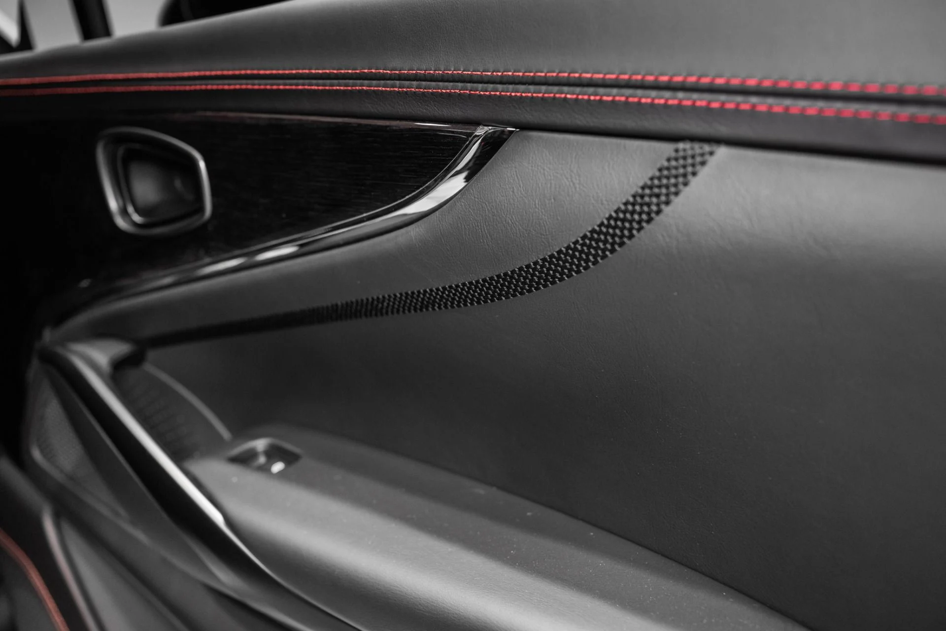 mph023_2419111810_New_2026_Aston_Martin_DBX_707_1765217762_7c6c2faeb3