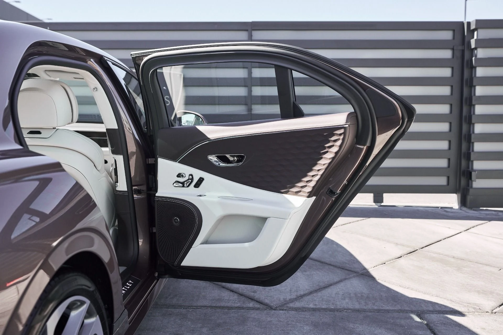 mph023_2429118247_Used_2025_Bentley_Flying_Spur_Speed_1762569190_056ac04918