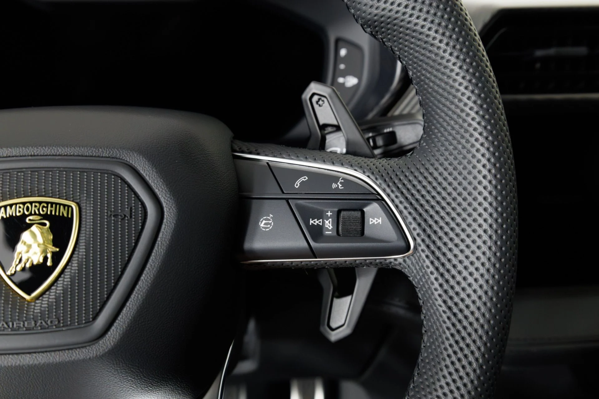 mph023_2434797164_Used_2025_Lamborghini_Urus_SE_1779304704_5cb374ce25