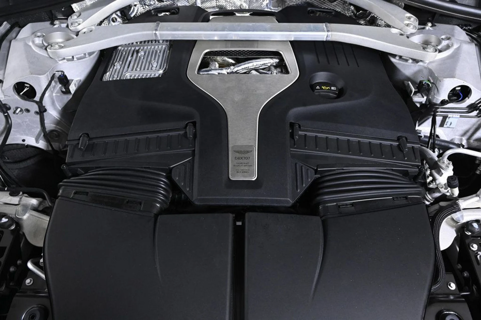 mph023_2444616222_new_2026_aston_martin_dbx_707awd_11350_22969430_24_1024_cbc17f3e82