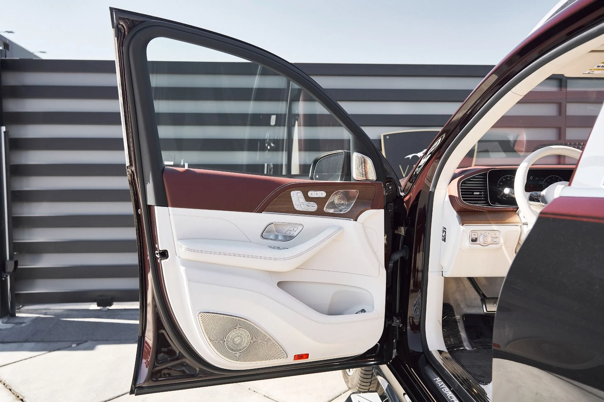 mph023_2490165092_Used_2024_Mercedes_Benz_GLS_Maybach_GLS_600_1762306339_f49eb4eb7c