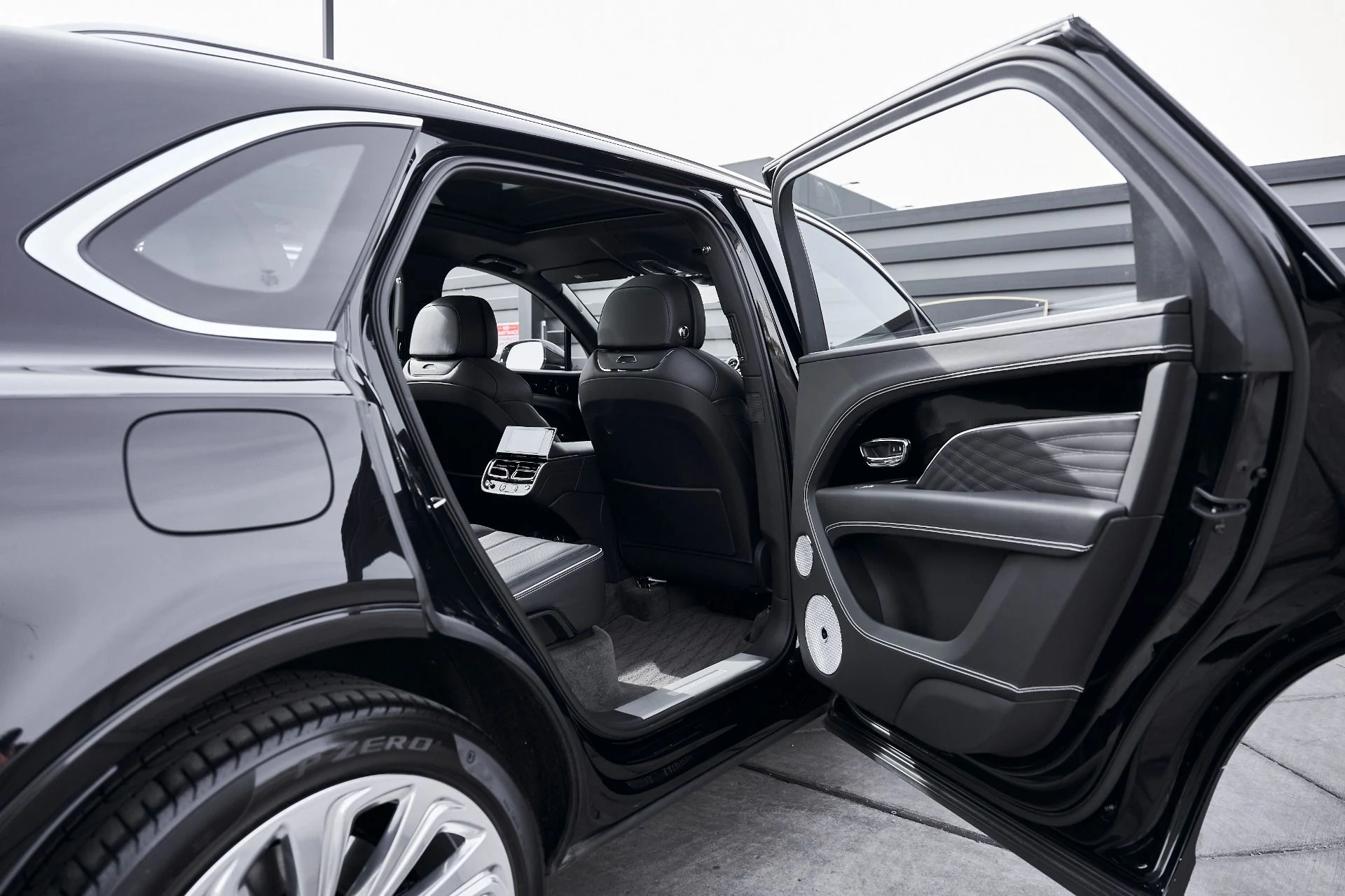 mph023_2490862155_Used_2023_Bentley_Bentayga_EWB_Azure_1769048620_728b10c6a7
