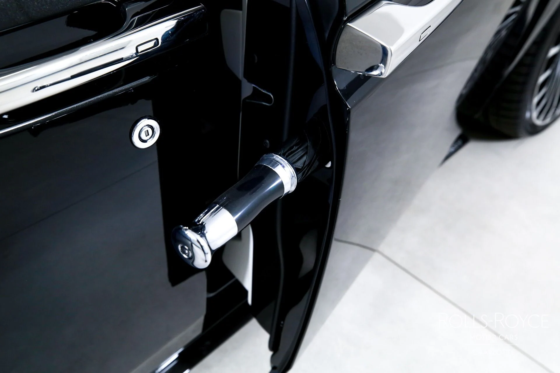 mph023_2493239140_Used_2018_Rolls_Royce_Phantom_1776373846_1fa21cd705