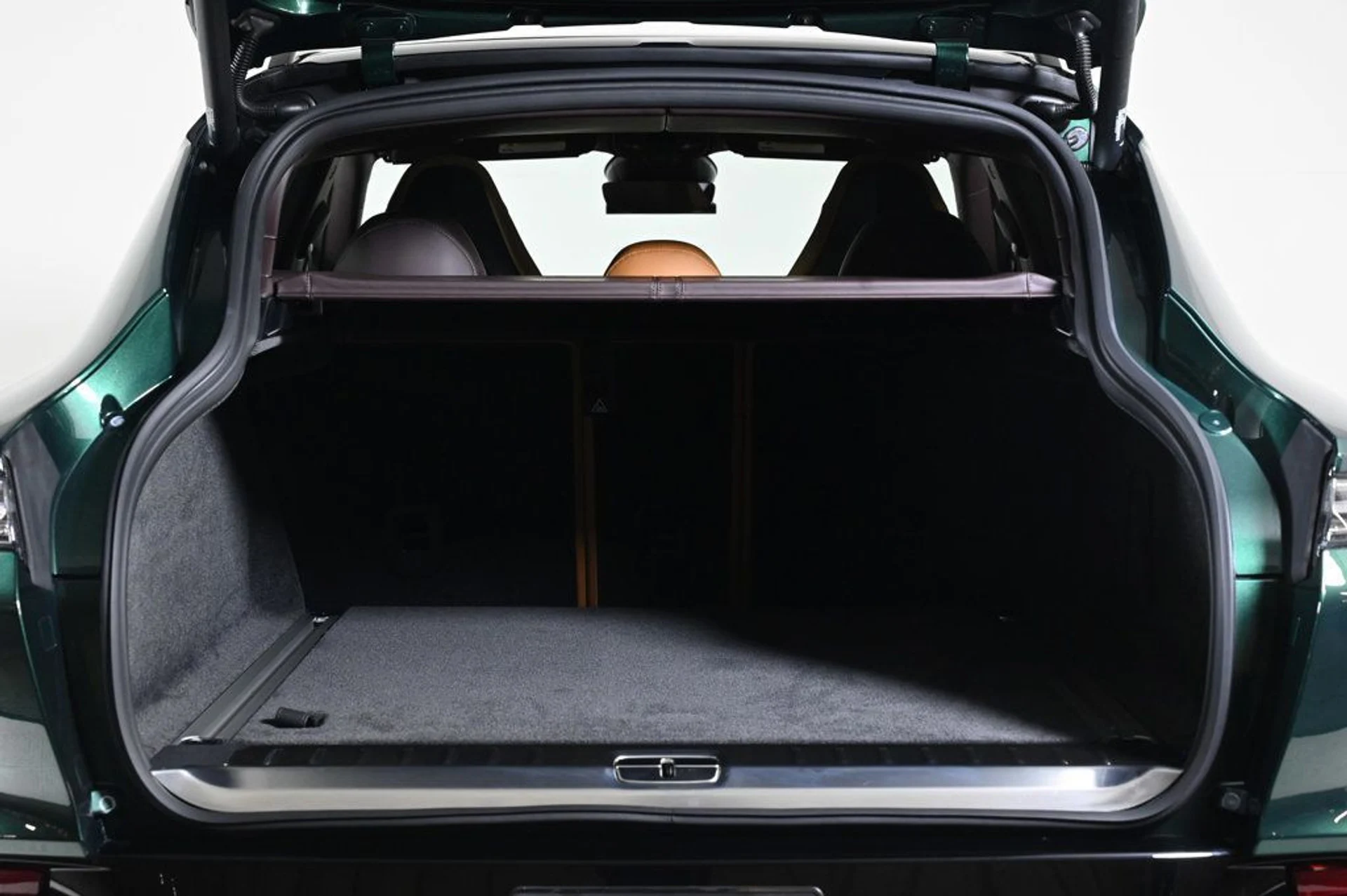mph023_2495572186_new_2026_aston_martin_dbx_707awd_11350_22968765_24_1024_348f68c90f