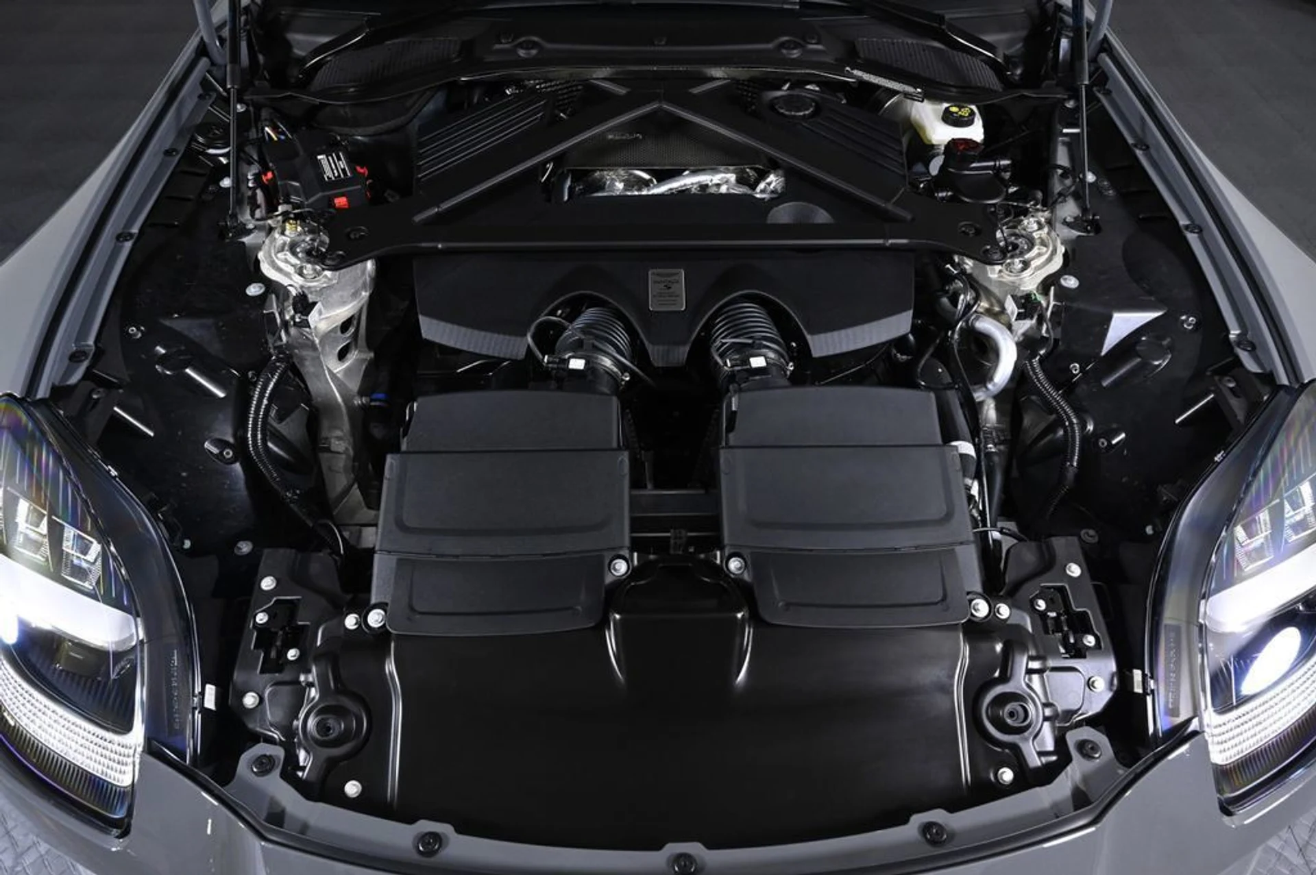 mph023_2505421031_new_2026_aston_martin_vantage_scoupe_11350_23021665_24_1024_ec1e3416bb