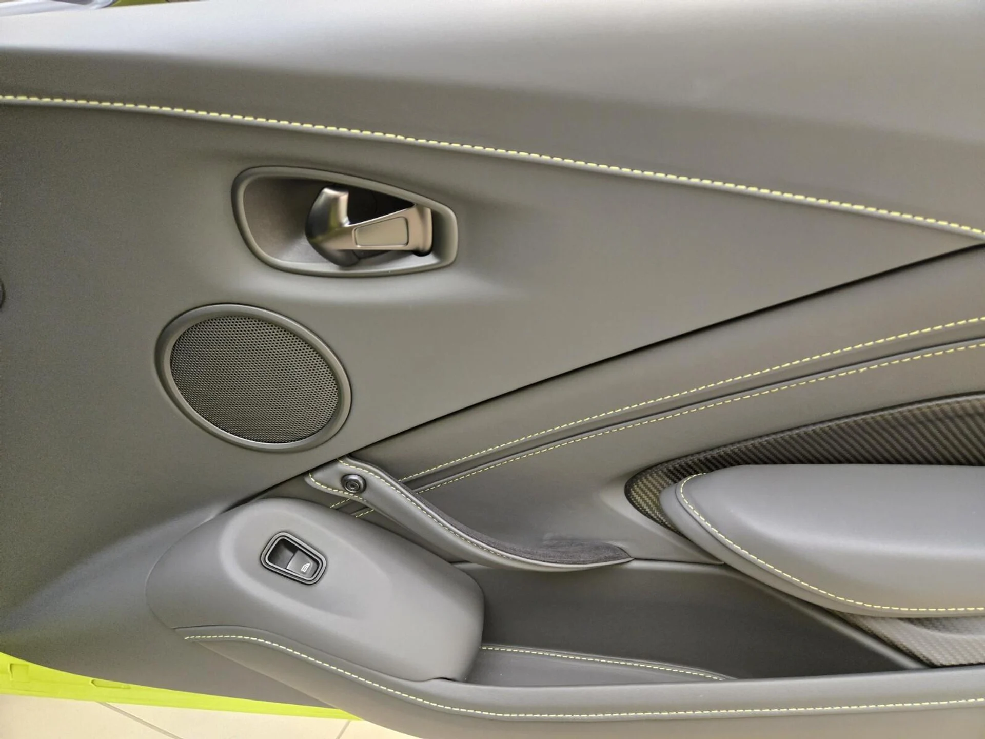 mph023_253284700_Used_2023_Aston_Martin_Vantage_1762849160_98a3e5e7d8