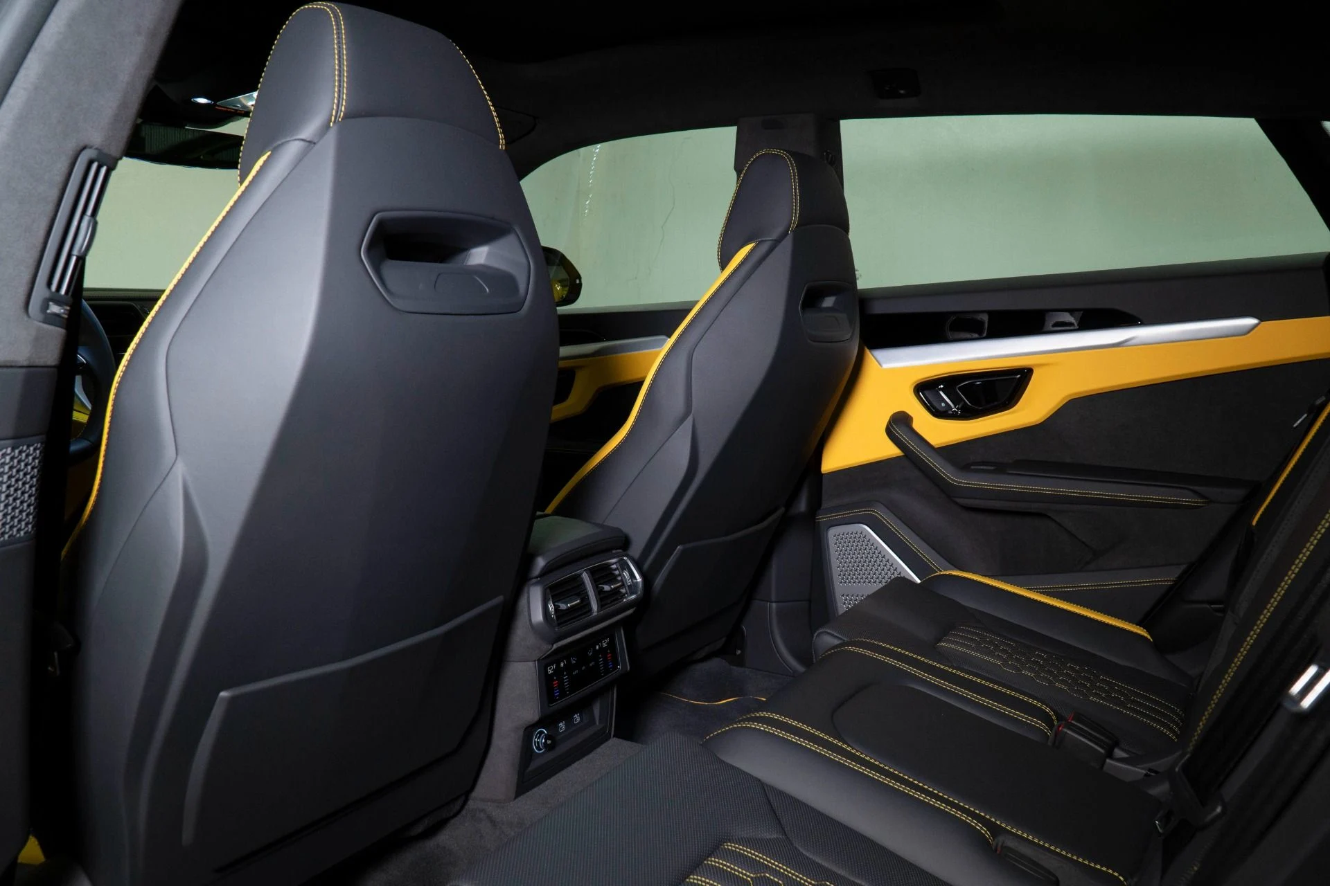 mph023_2533821015_Used_2025_Lamborghini_Urus_SE_1777525057_347b58b728