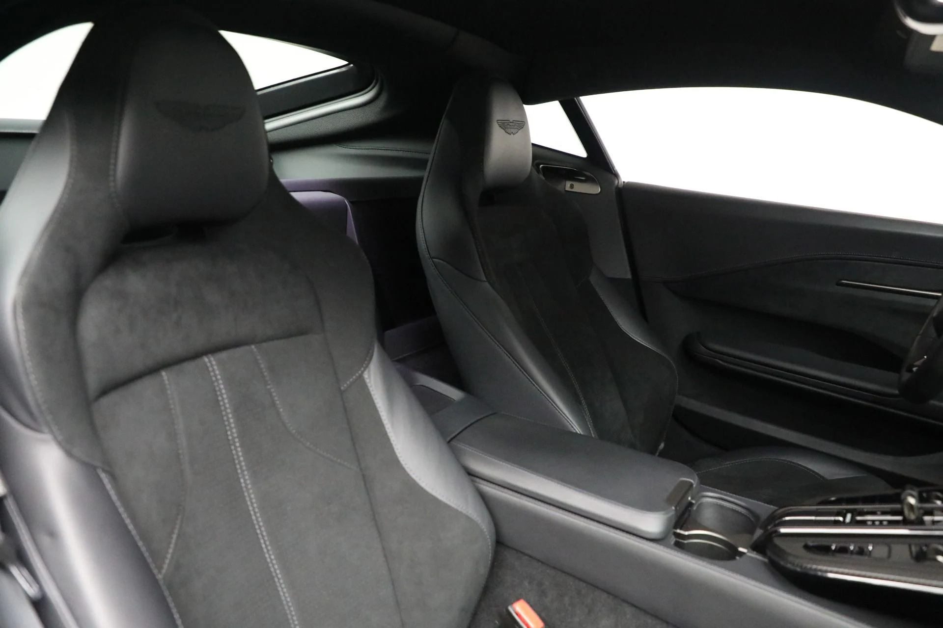 mph023_2549724962_Used_2025_Aston_Martin_Vantage_1763143757_f0e7f1147b