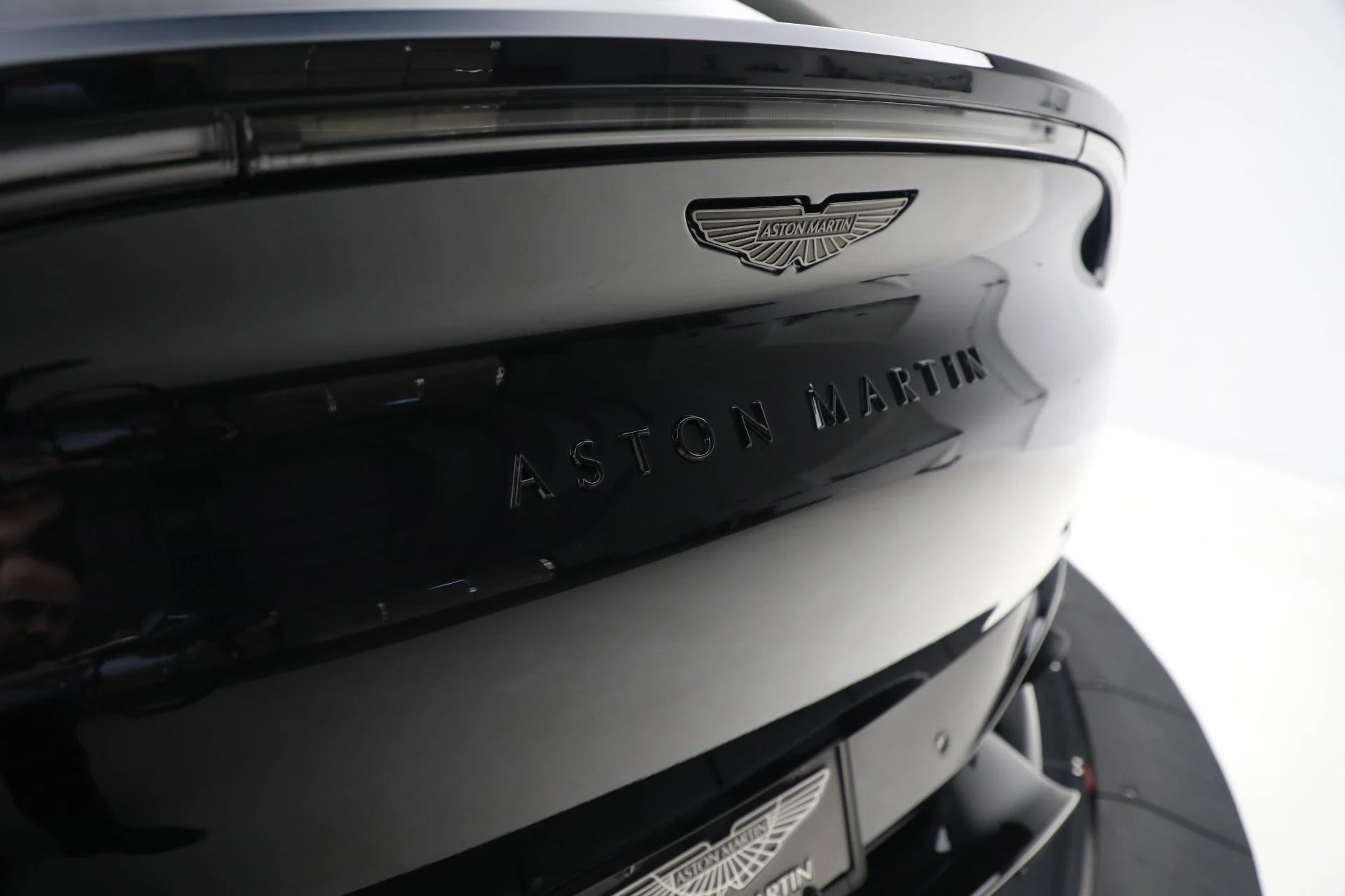 mph023_2550564684_New_2025_Aston_Martin_DBX_707_4001e54c01