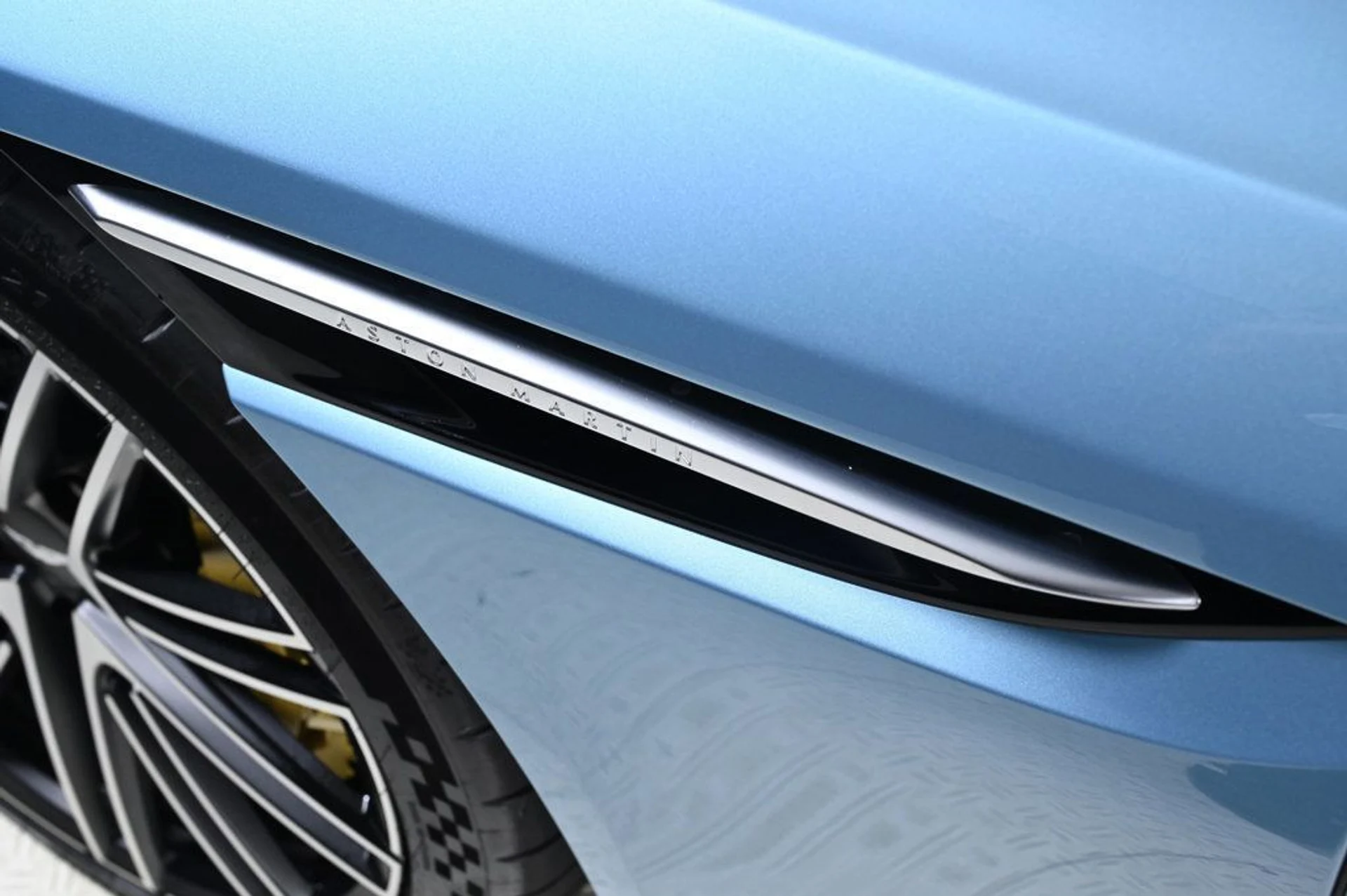 mph023_2568444541_used_2024_aston_martin_db12_volante_11350_22946063_23_1024_2b50c0a23a