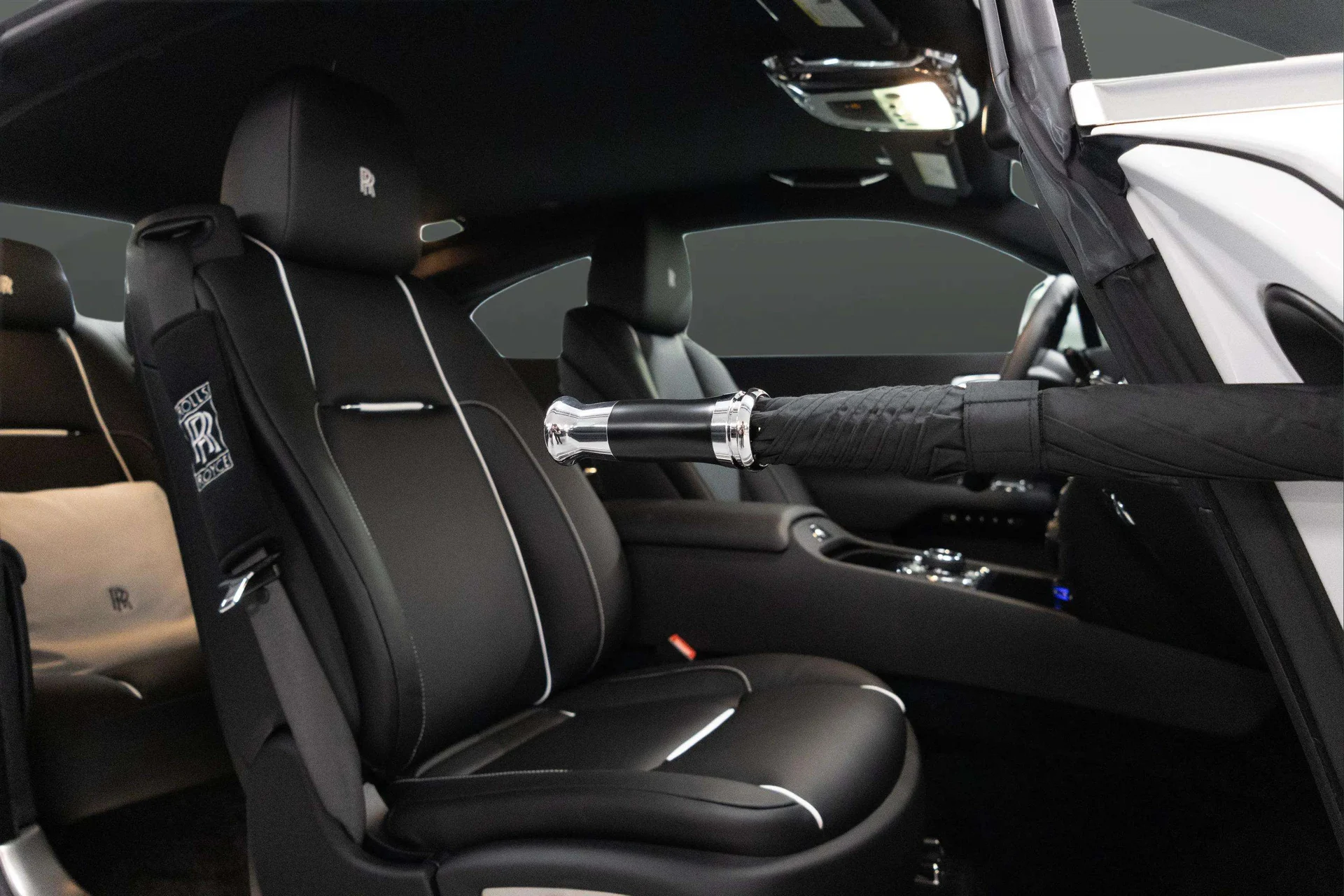 mph023_2573995643_27323687_e56e_41b3_9491_cdf4e669b7ac_201920_Rolls_Royce20_Wraith2028_SCA_665_C52_KUX_8724329_24_9aab25c8a9