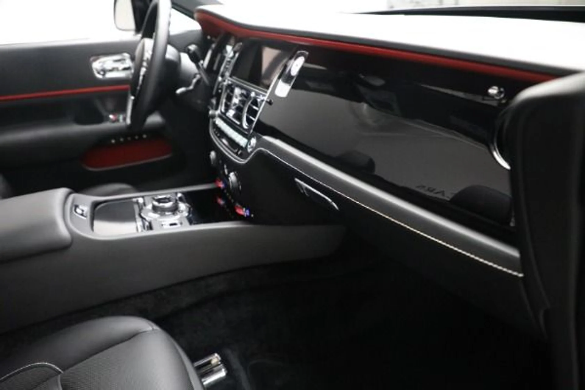 mph023_2595012404_Used_2018_Rolls_Royce_Black_Badge_Dawn_330867bd50