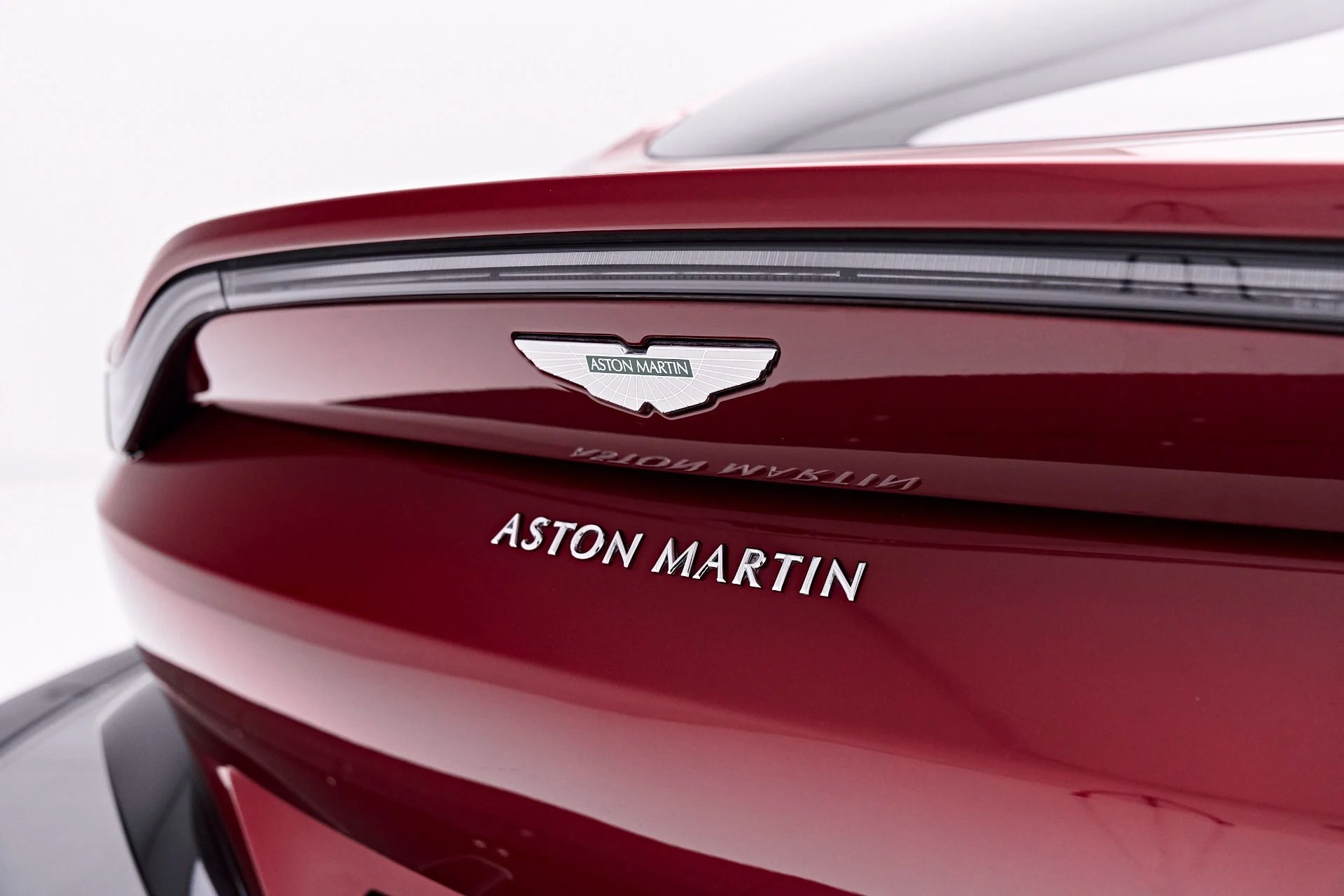 mph023_2613108008_Used_2020_Aston_Martin_Vantage_Base_1777504280_0fa5c26e1f
