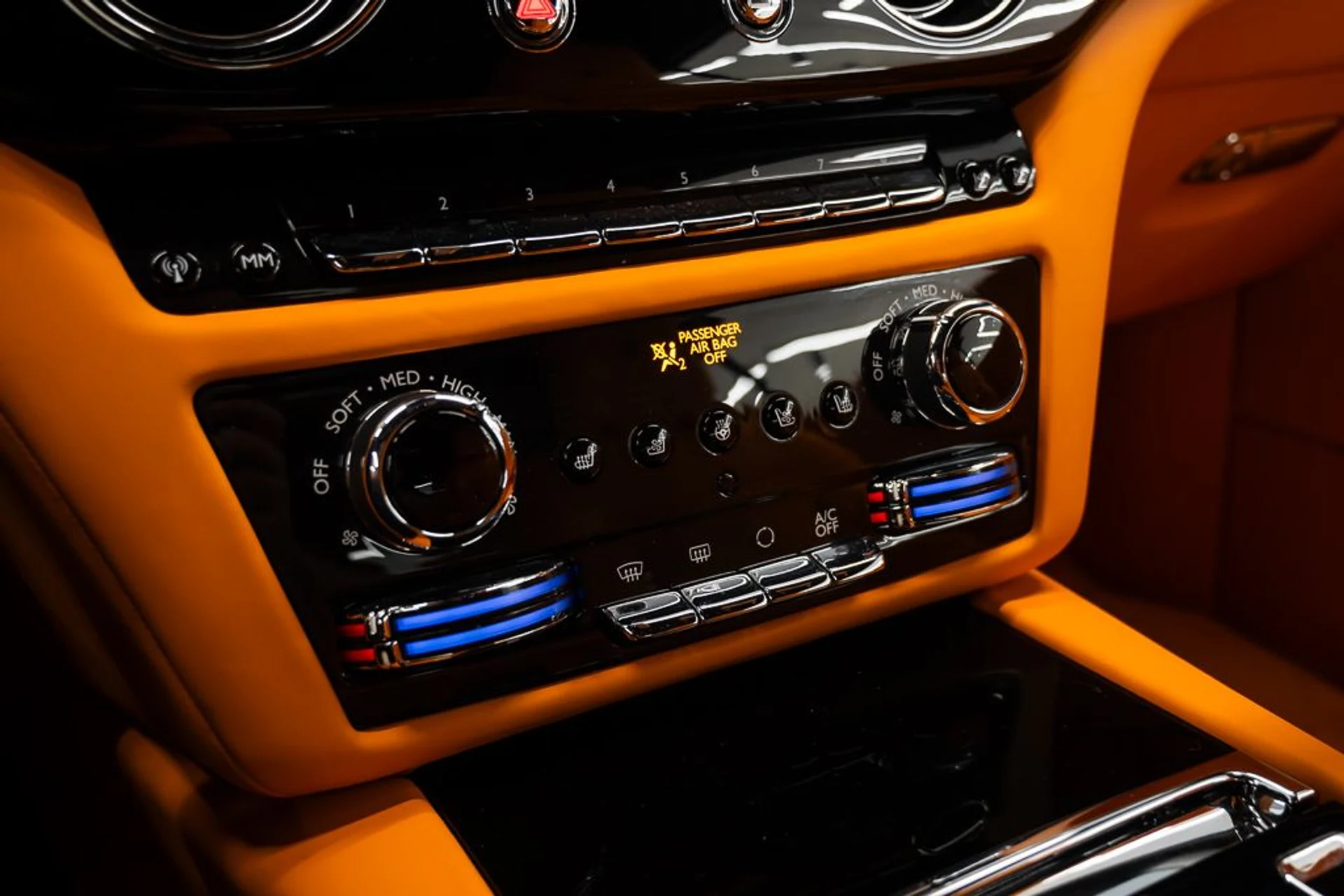 mph023_2625970360_rolls_royce_spectre_2024_jpg_v_1761331953_00ec038d0d