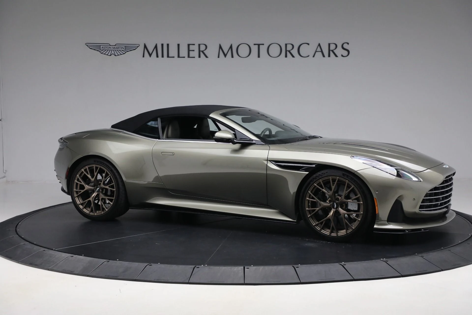 mph023_2633515295_New_2024_Aston_Martin_DB_12_Volante_56e4cfab71